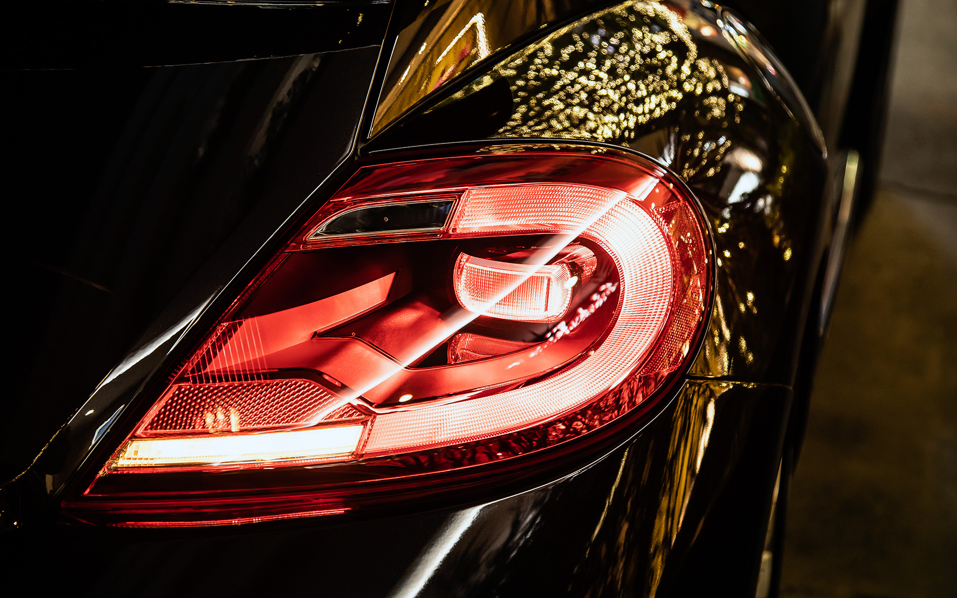 プロガラスコーティングではヘッドライトレンズ、リアコンビネーションレンズの傷取りも同時に行なう