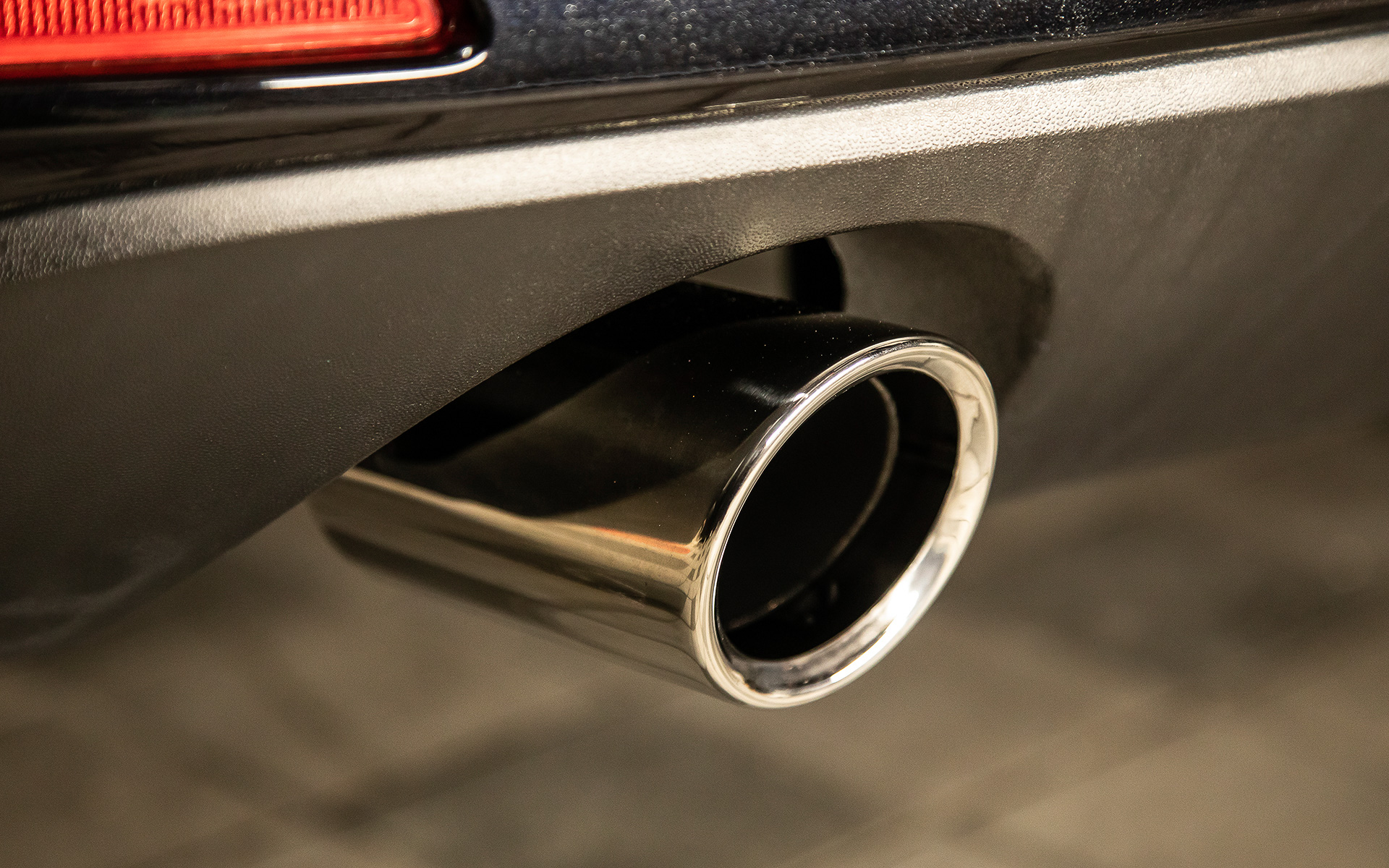 磨いたあとのマフラーカッターはメッキの輝きが復活している。意外と存在感があるので、こうした部分がキレイだと見栄えがよりよくなる