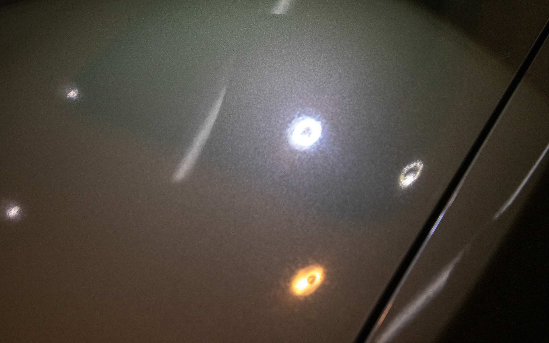 照明を当てると細かい傷がよく見える。オーナーとしてはちょっとショックな光景．もっと状態はいいと思っていたのだが……