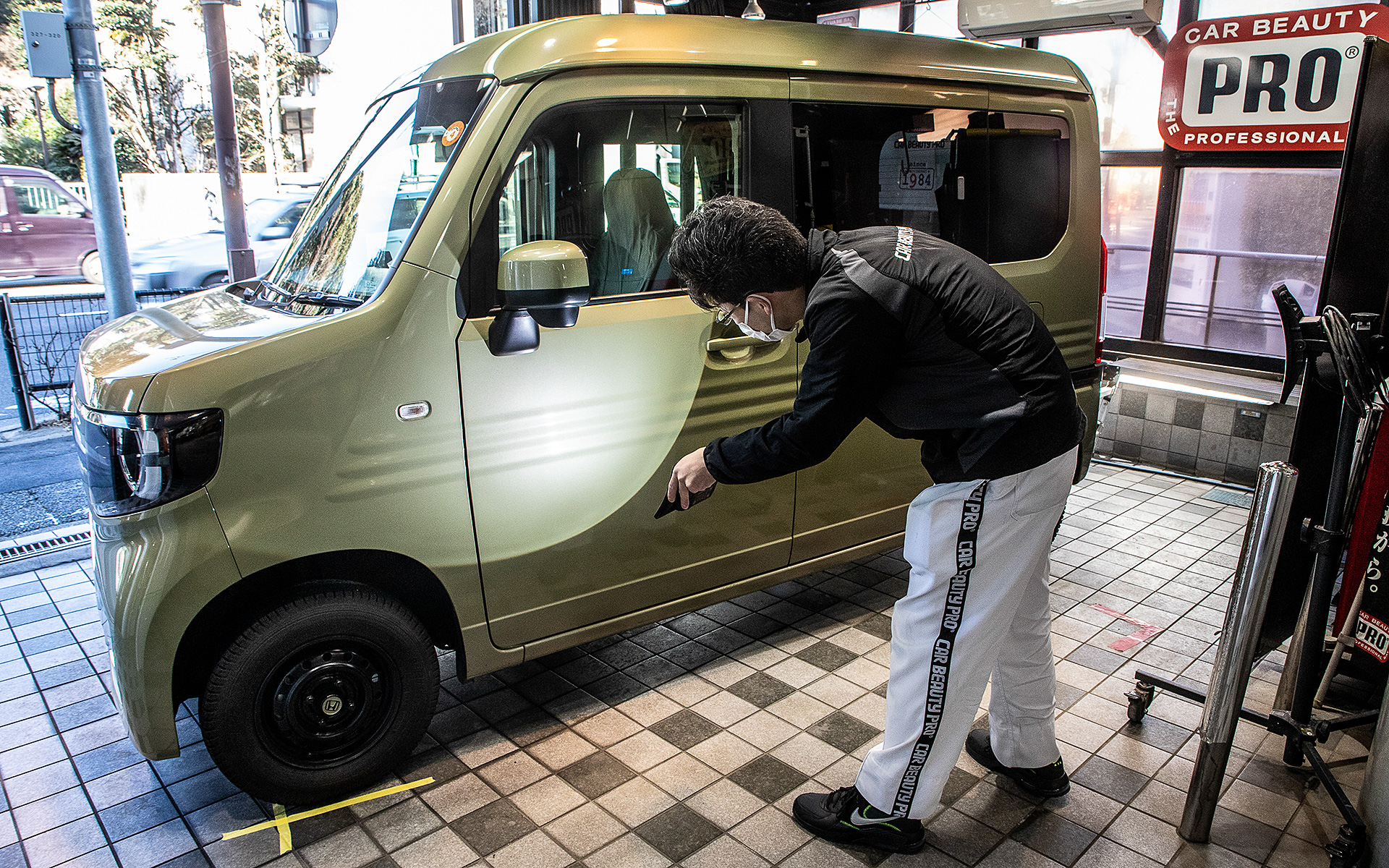 ウォータースポットのような模様もたくさんできていた。とくに拭き取りにくいルーフはひどかった