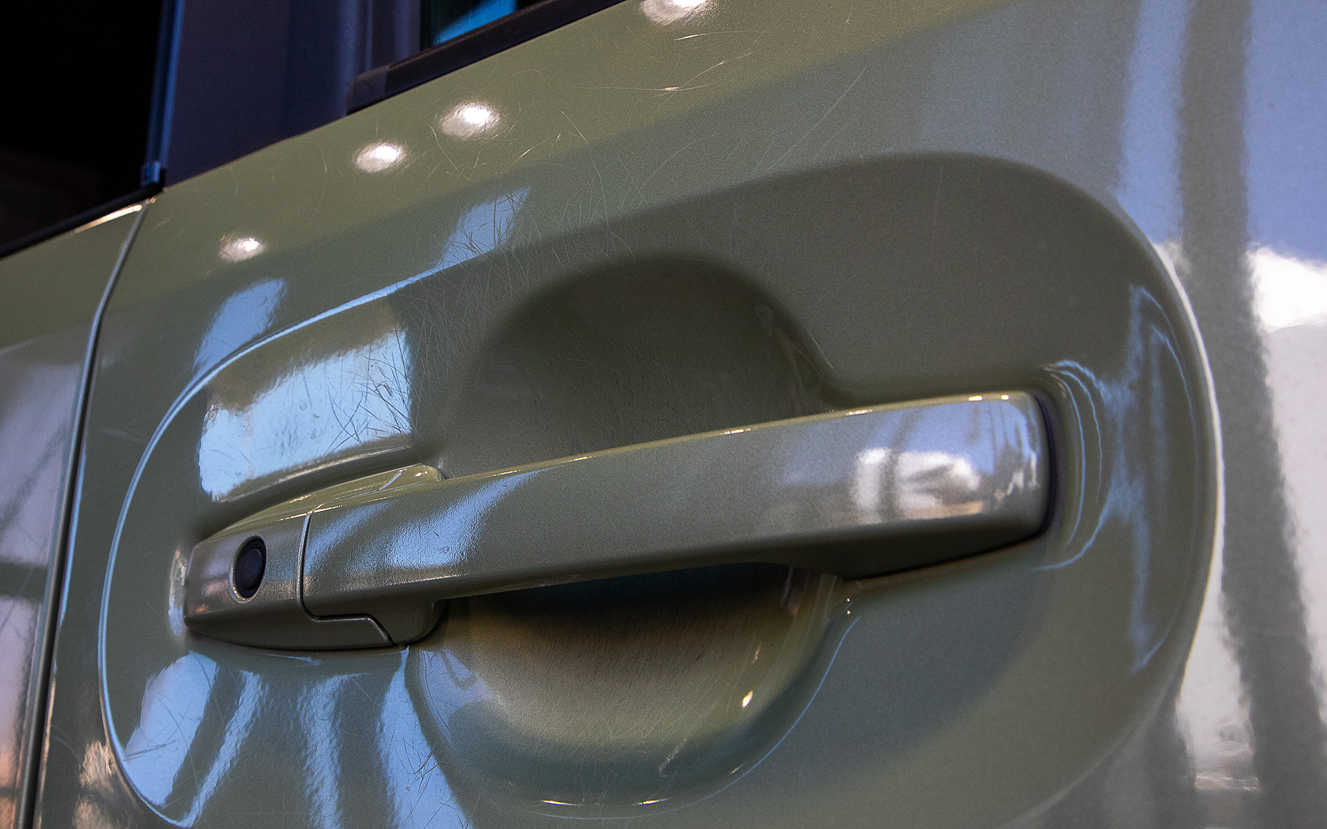 ドアハンドルまわりには爪でひっかいたような傷がたくさん入っていた