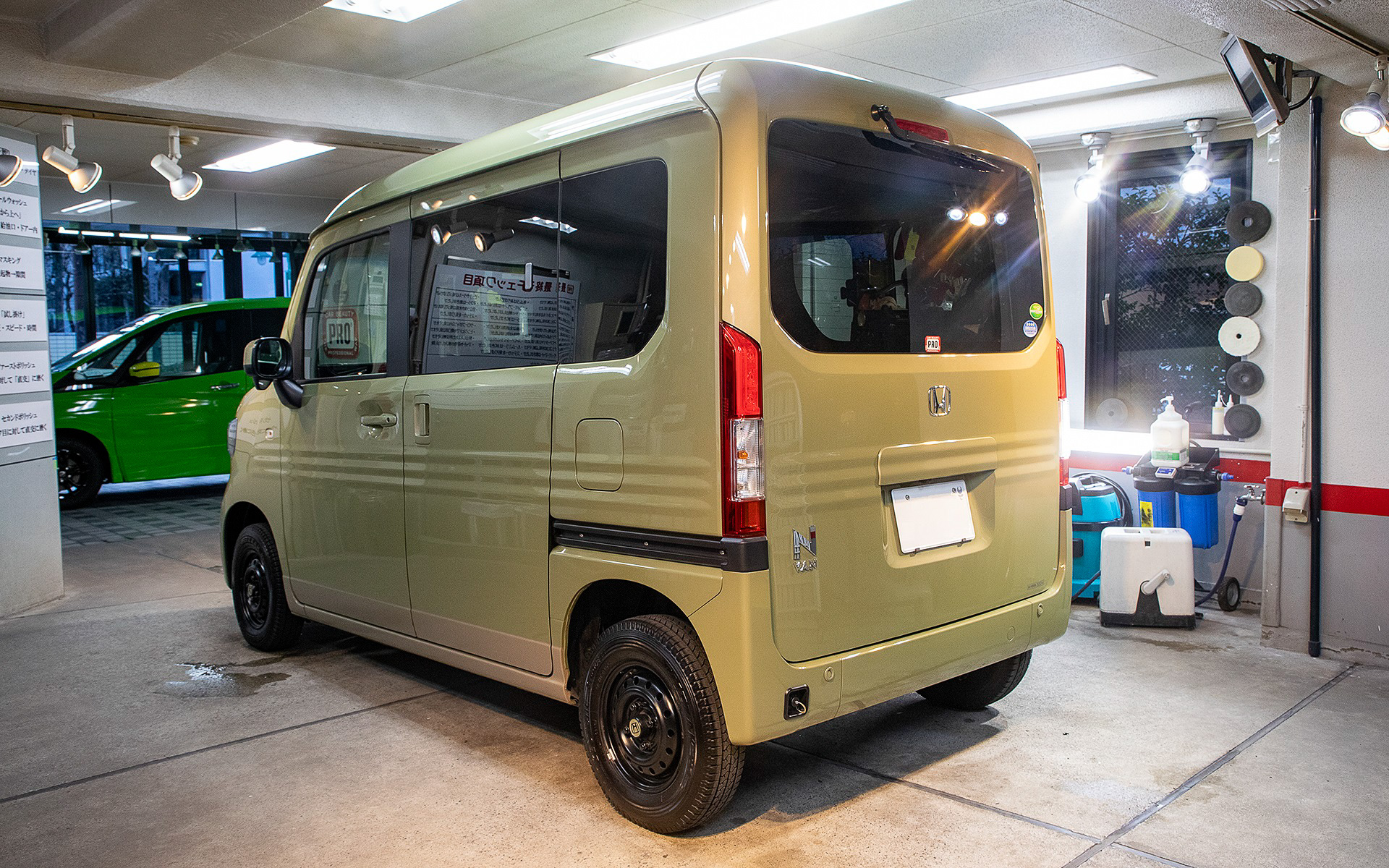 画像で伝わるか分からないが、艶は明らかに変わった。新車のときもこれほどキレイではなかった気がする。散々乗ってきた自分のクルマではあるが、受け取って帰るときに傷つけないようにちょっと緊張した