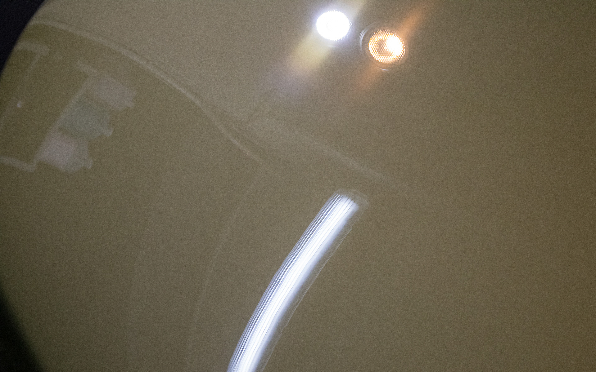 磨き後は照明のレンズの模様まで映り込むくらいキレイな塗装面になった