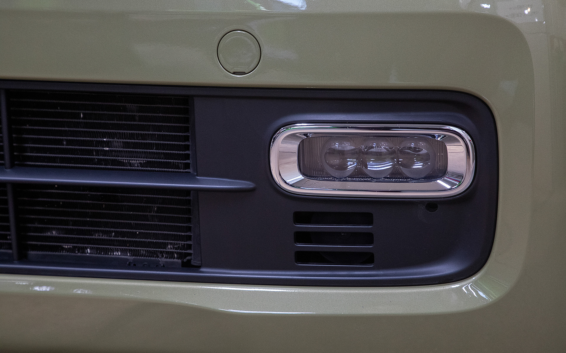 黒い樹脂パーツの黒さも見事に復活。ここは特殊な洗剤で洗ったのみ、光沢復活材などは使用していない。また、サイドミラーの付け根あたりも黒い樹脂だが、そこも黒がキレイになっている。ミラーを確認するたび目に入るが、その度に「いいね～」とついウットリ