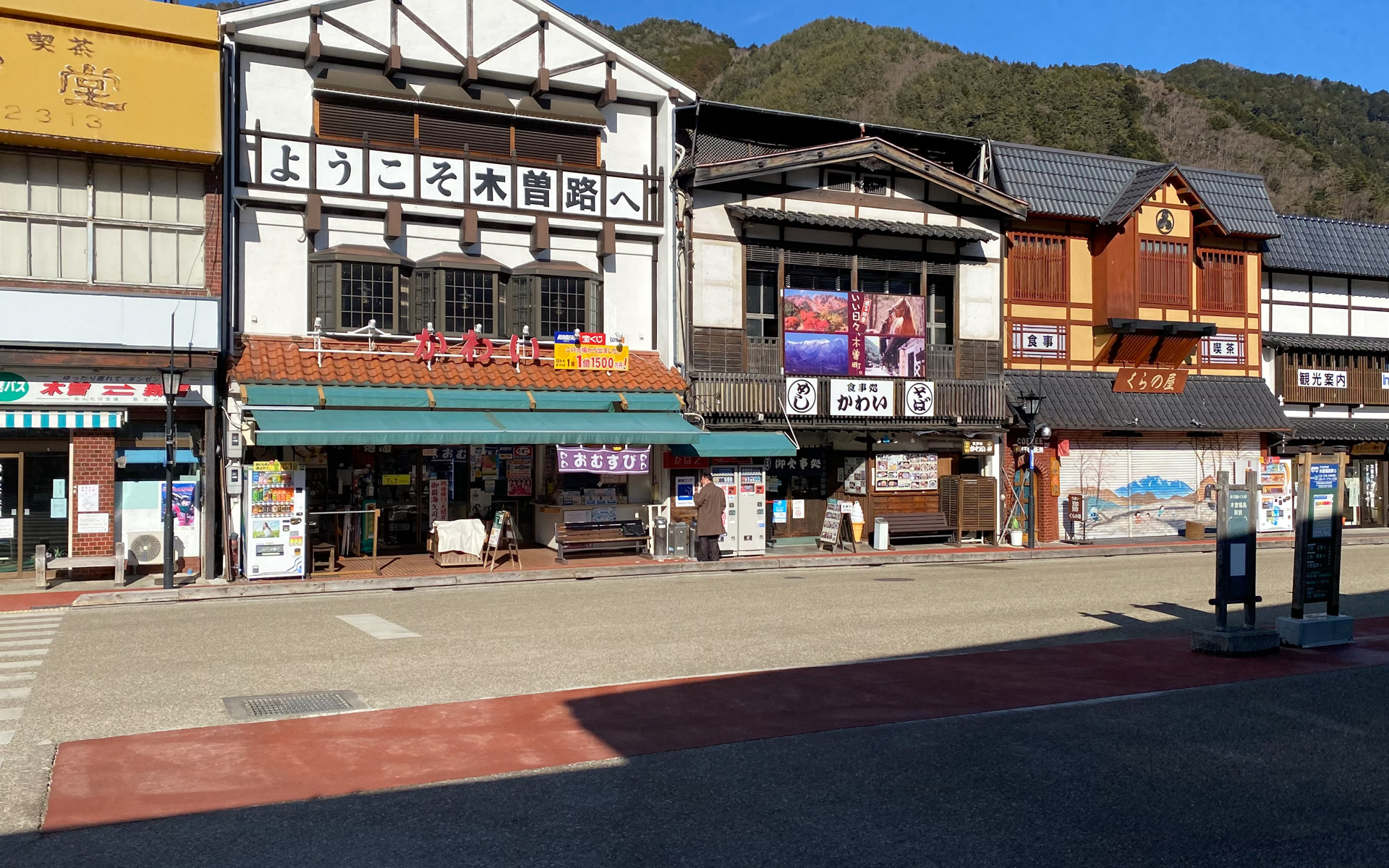 特急「しなの」で降りた木曽福島駅は、昔の日本映画のセットかと思うような、日本人の郷愁を誘う雰囲気でした。御嶽海クッキー＆サブレのほかには目立ったお土産も見つからず、今どき珍しいほど素朴。夏に浴衣を着て歩いたら映えそうです