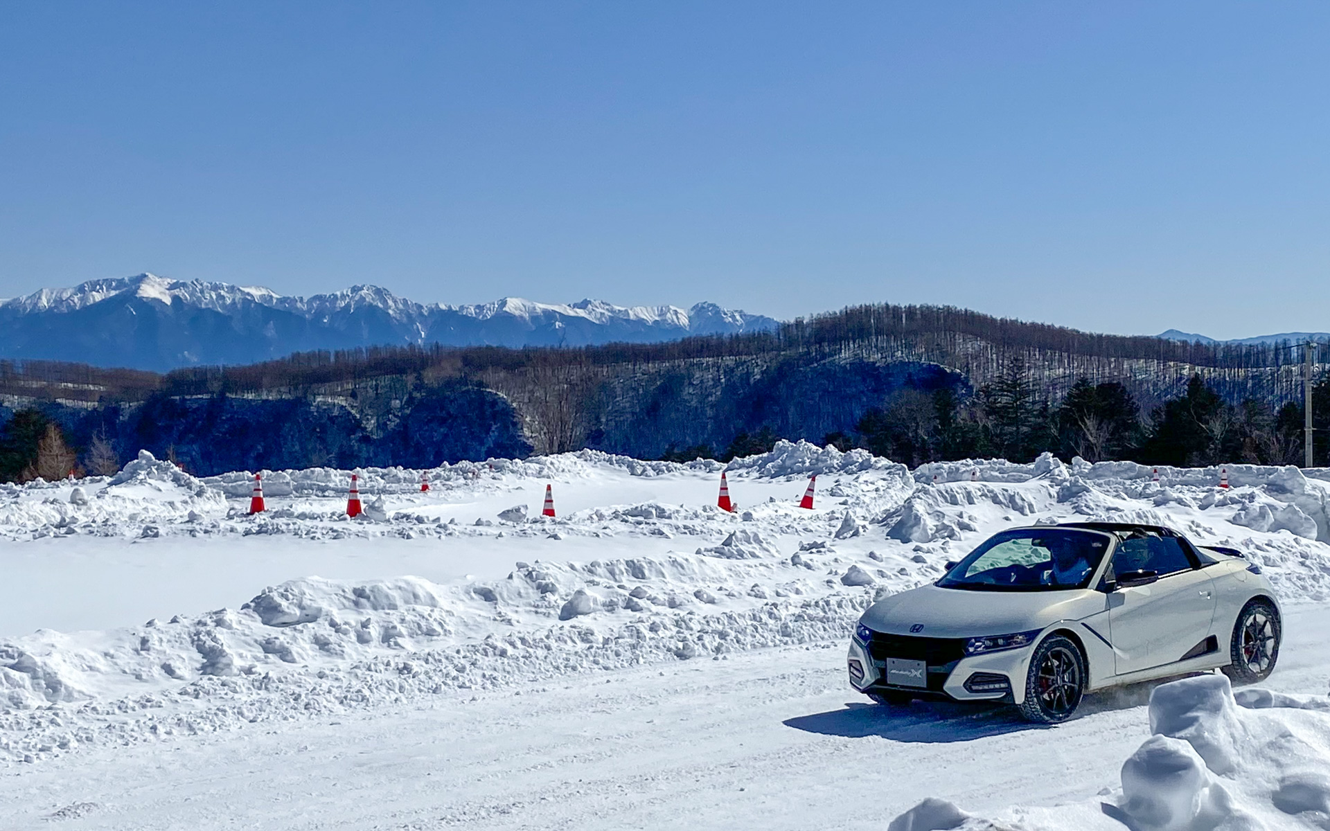 冬にしか見られないもう一つの絶景（？）、雪の中を走り回るS660（笑）。ご存じの通りMRなので、ほかのAWD車とはまったく動きがちがい、まさにクルクルとコマのようにコースを回っているのが楽しげでした