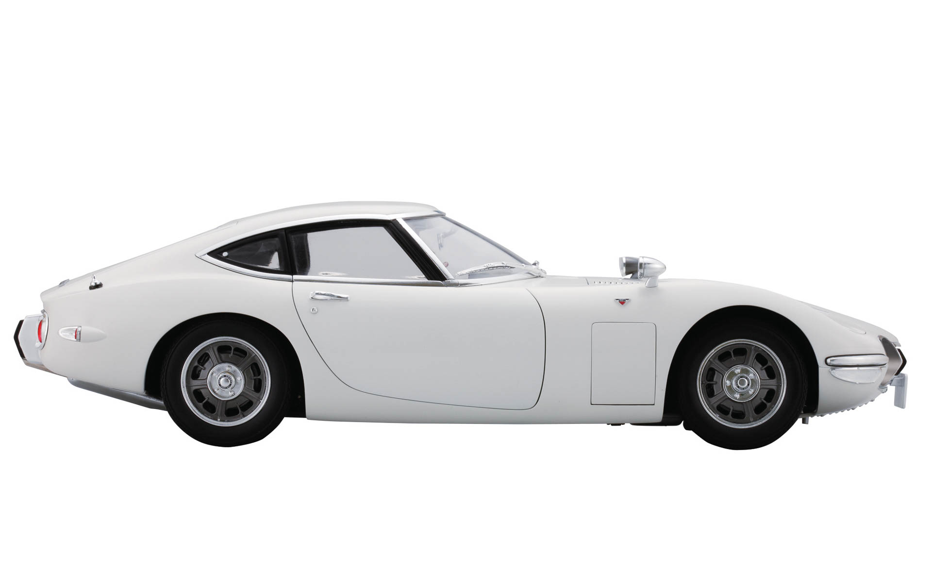 ユニークな形状のフェンダーミラー、メタルダイキャストやABS樹脂などで作りこまれた直列6気筒エンジン、印象的なボディカラーの「ペガサスホワイト」など、細部まで再現。リトラクタブルヘッドライトや、ドア、ハッチ、リッドなども開閉可能とした