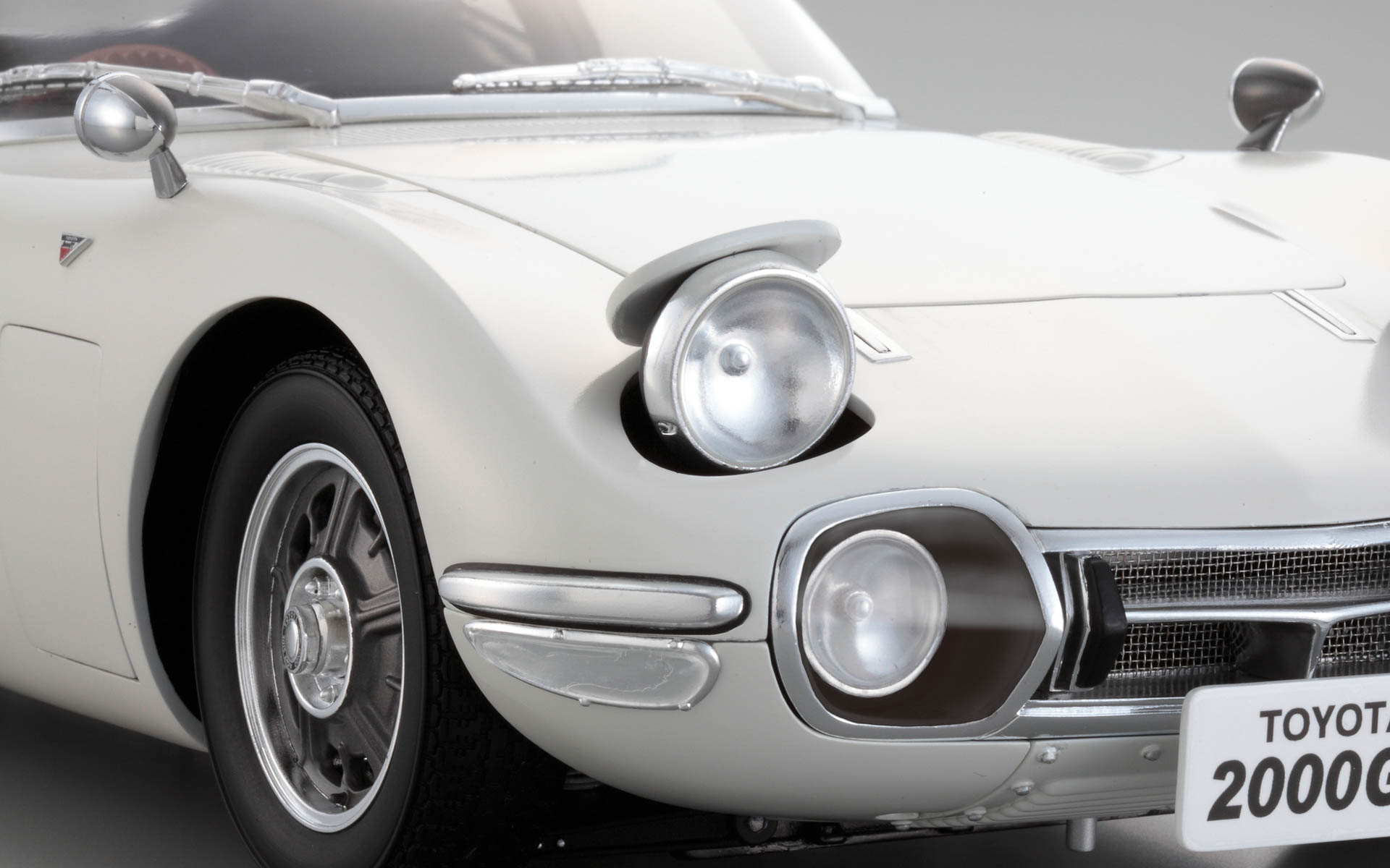 ユニークな形状のフェンダーミラー、メタルダイキャストやABS樹脂などで作りこまれた直列6気筒エンジン、印象的なボディカラーの「ペガサスホワイト」など、細部まで再現。リトラクタブルヘッドライトや、ドア、ハッチ、リッドなども開閉可能とした