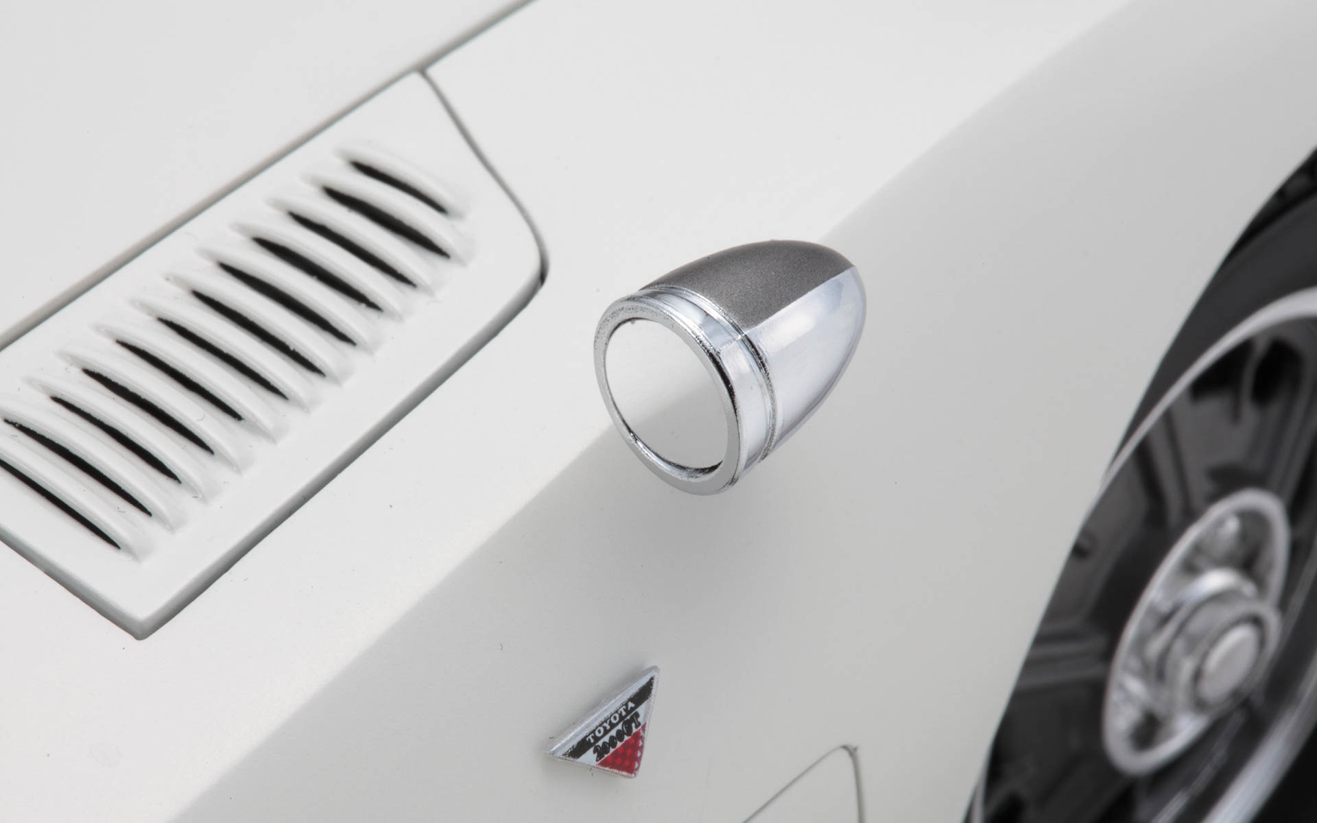 ユニークな形状のフェンダーミラー、メタルダイキャストやABS樹脂などで作りこまれた直列6気筒エンジン、印象的なボディカラーの「ペガサスホワイト」など、細部まで再現。リトラクタブルヘッドライトや、ドア、ハッチ、リッドなども開閉可能とした