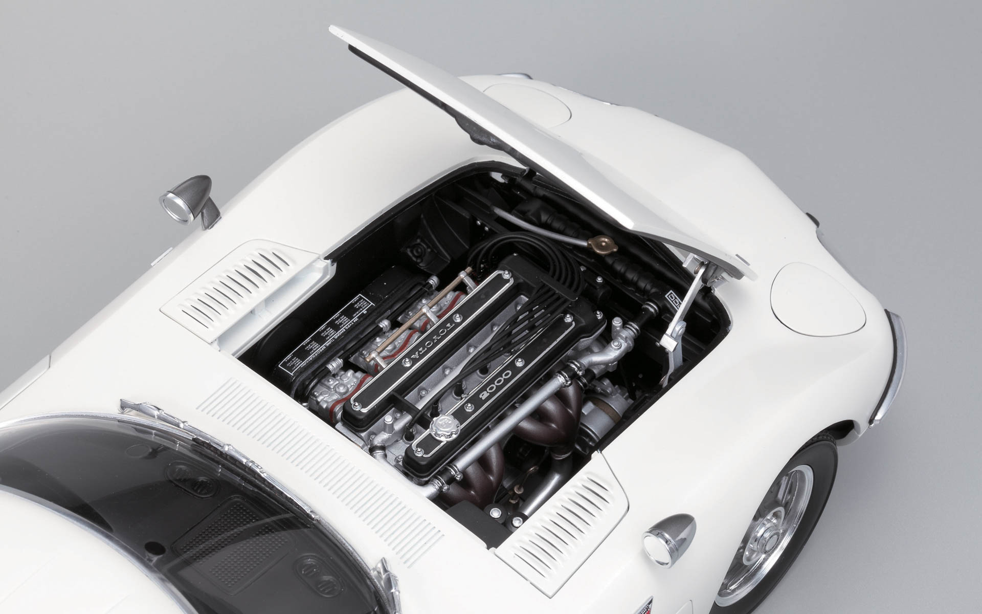 ユニークな形状のフェンダーミラー、メタルダイキャストやABS樹脂などで作りこまれた直列6気筒エンジン、印象的なボディカラーの「ペガサスホワイト」など、細部まで再現。リトラクタブルヘッドライトや、ドア、ハッチ、リッドなども開閉可能とした