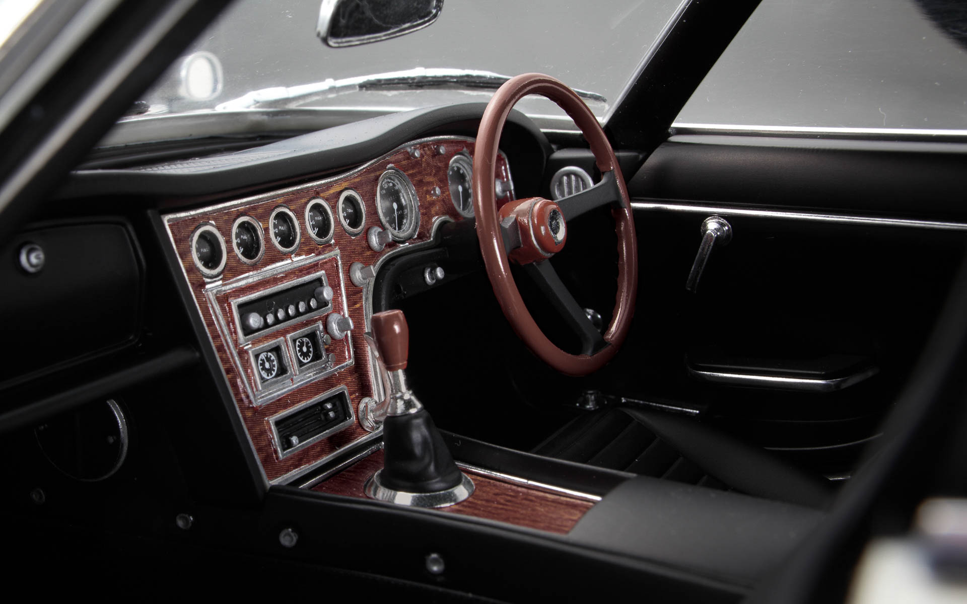 内装もステアリングやインストルメントパネルなど、木目の高級感あるディティールを再現