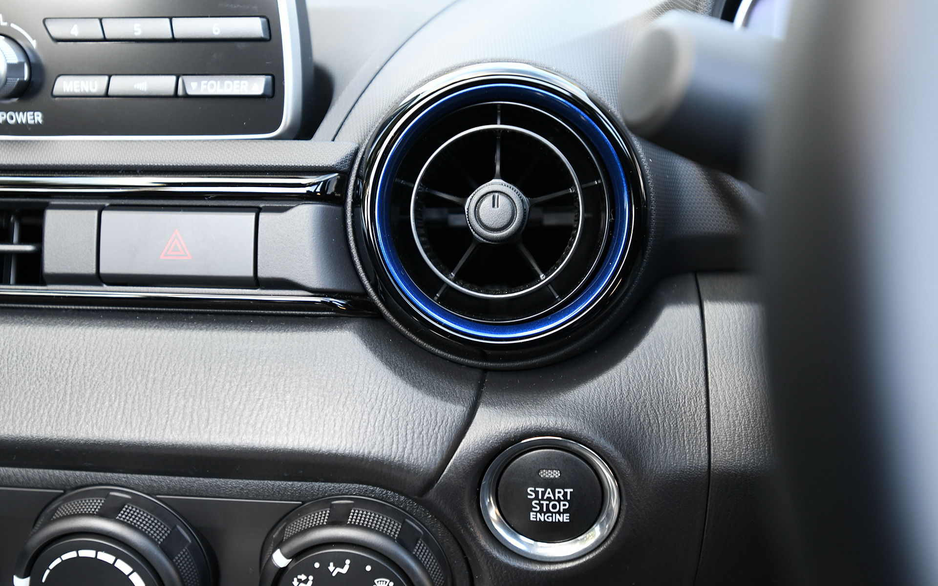 エアコンの吹き出し口のルーバーも青の挿し色が配される