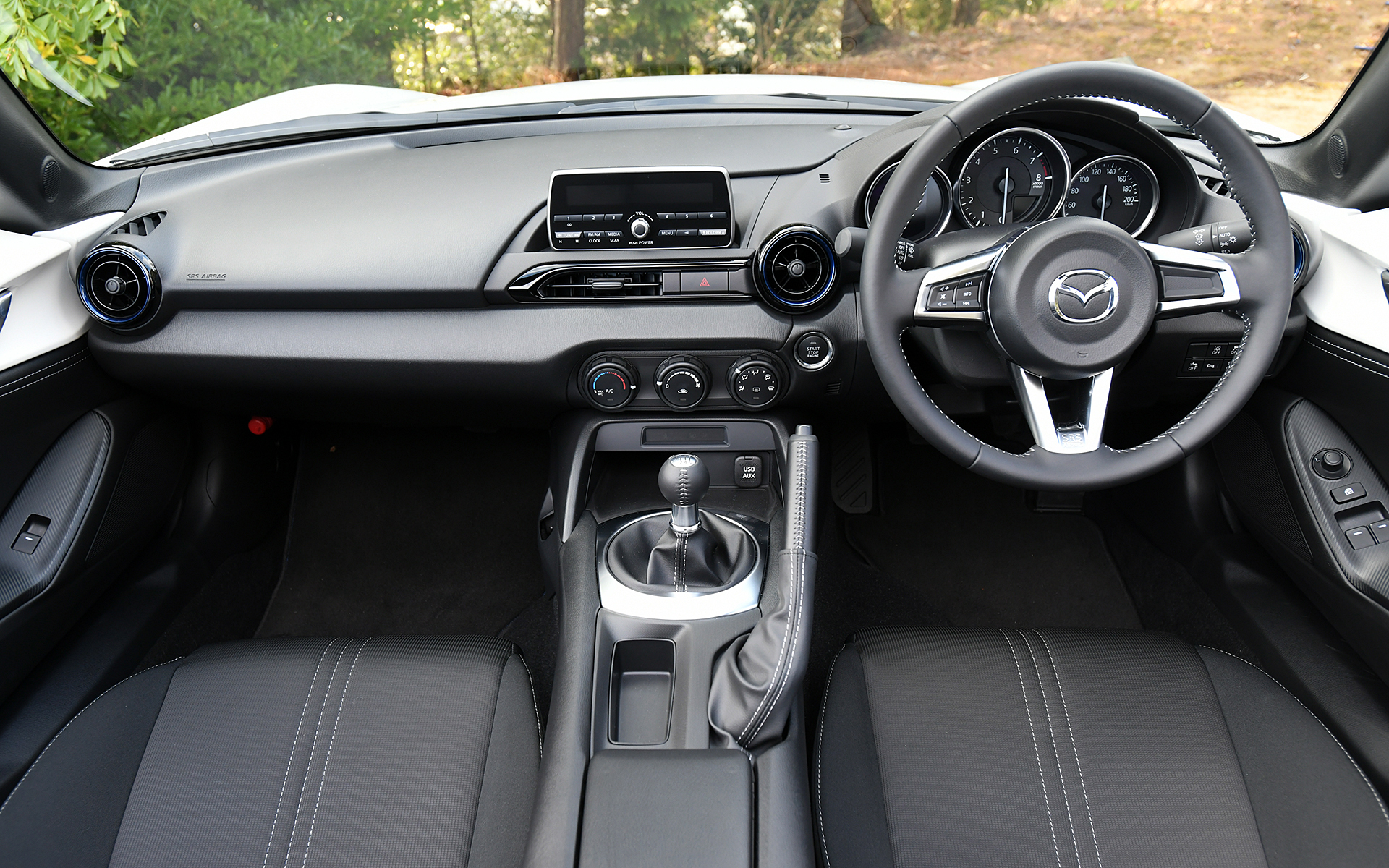 徹底した軽量化のためカーナビは装着していない