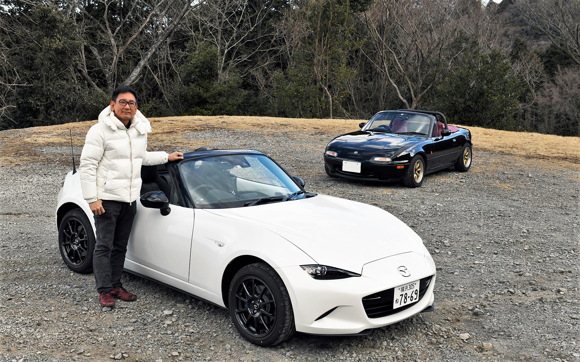 NA型、NB型、NC型、そしてまたNA型という愛車遍歴を持つほどのロードスター好きモータージャーナリストの橋本洋平氏が、現行ND型ロードスターの最軽量モデル「990S」の乗り味をレポート。後ろのNA型は実際の愛車