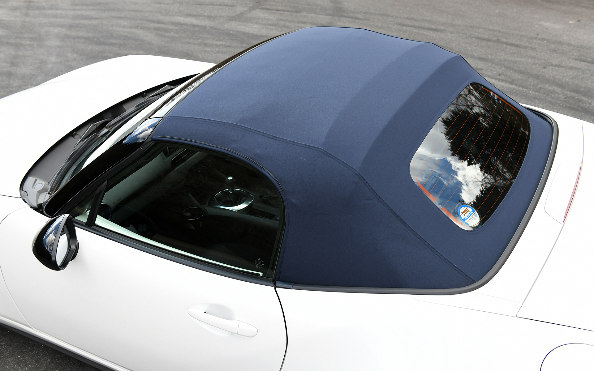 特別仕様車「990S」と「Navy Top」専用のダークブルーの幌