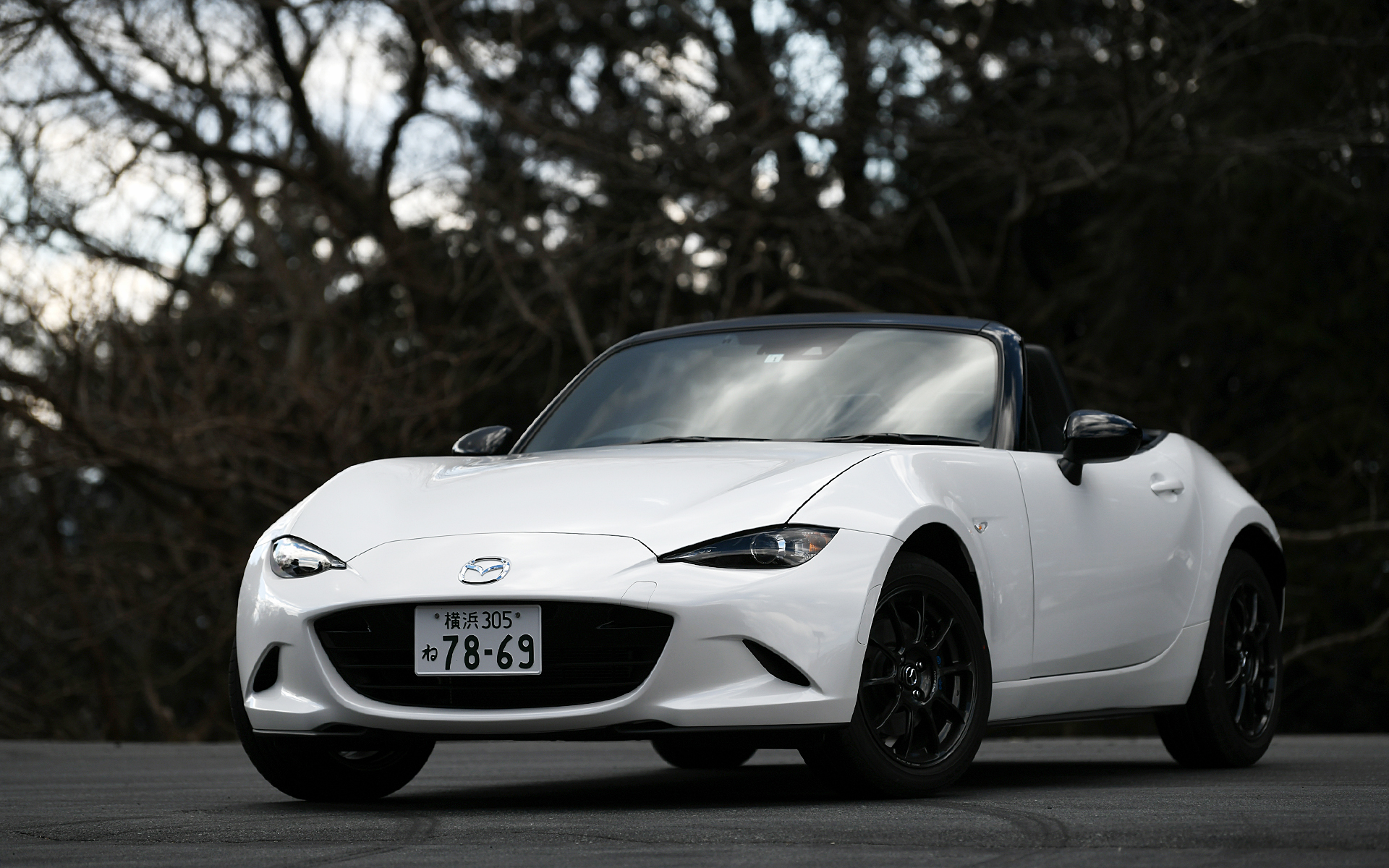 ロードスターの人馬一体の走りを心底楽しみたいユーザー向けに誕生した特別仕様車の990S。ボディサイズは3915×1735×1235mm（全長×全幅×全高）、ホイールベースは2310mmで変更はなし。価格は289万3000円