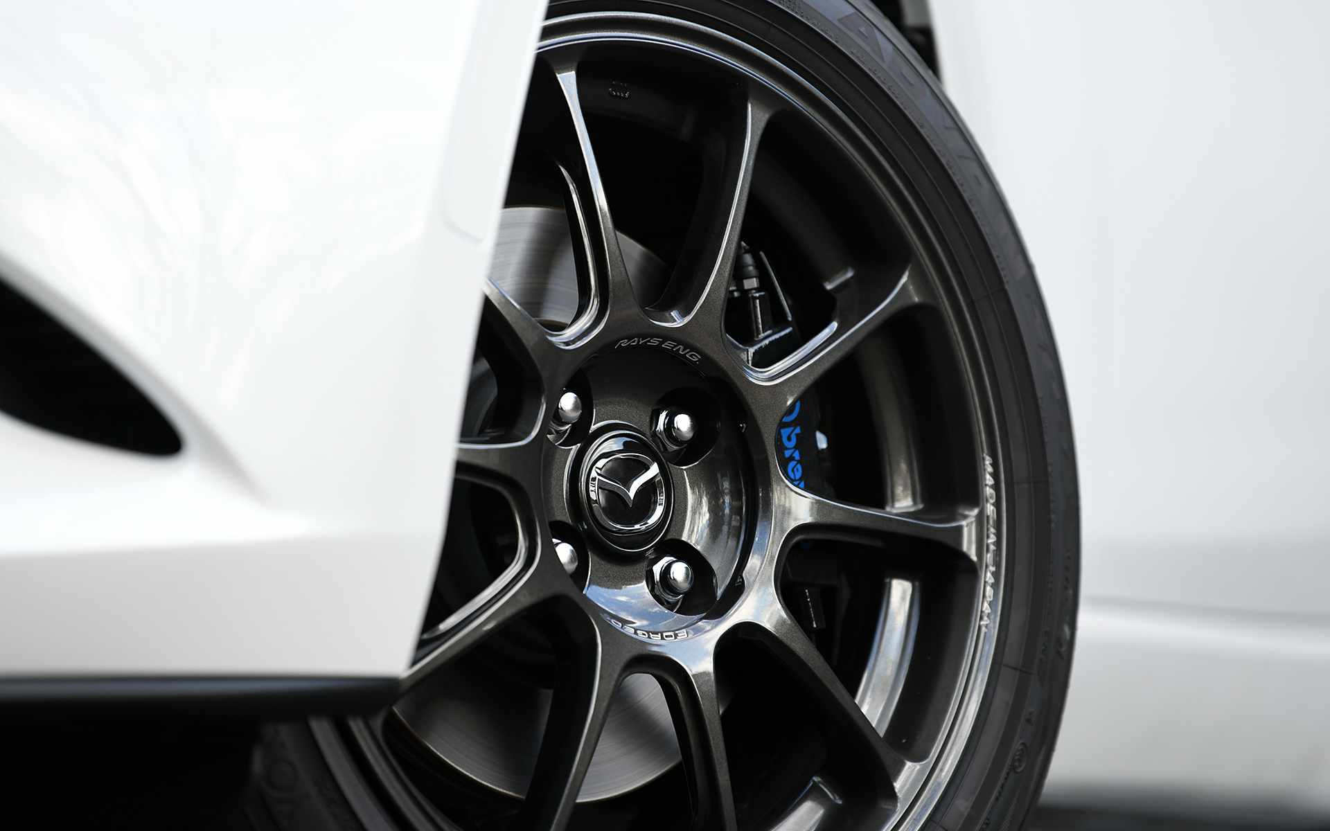 ホイールはレイズ製の鍛造1ピースを装着。ブレーキキャリパーはブレンボ製で特別にロゴマークが青字になっている