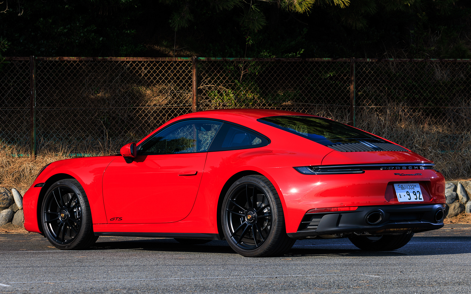 今回試乗したのは2021年6月に予約受注を開始したタイプ992の「911 カレラ GTS」（1868万円）。ボディサイズは4520×1850×1303mm（全長×全幅×全高）、ホイールベースは2450mm。搭載する水平対向6気筒3.0リッターツインターボエンジンは現行911 カレラ Sと先代911 GTSを22kW（30PS）/20Nm上まわる最高出力353kW（480PS）/6500rpm、最大トルク570Nm/2300-5000rpmを発生