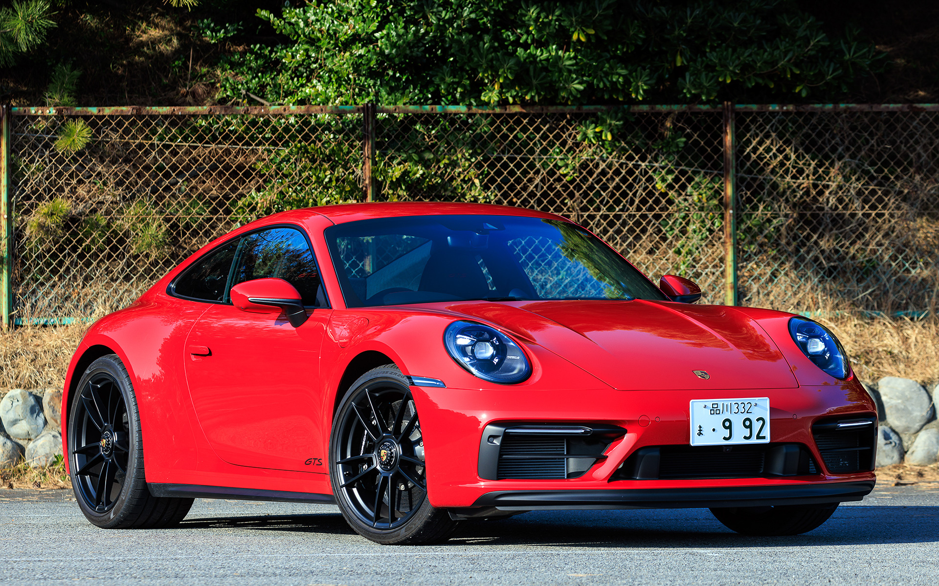 今回試乗したのは2021年6月に予約受注を開始したタイプ992の「911 カレラ GTS」（1868万円）。ボディサイズは4520×1850×1303mm（全長×全幅×全高）、ホイールベースは2450mm。搭載する水平対向6気筒3.0リッターツインターボエンジンは現行911 カレラ Sと先代911 GTSを22kW（30PS）/20Nm上まわる最高出力353kW（480PS）/6500rpm、最大トルク570Nm/2300-5000rpmを発生