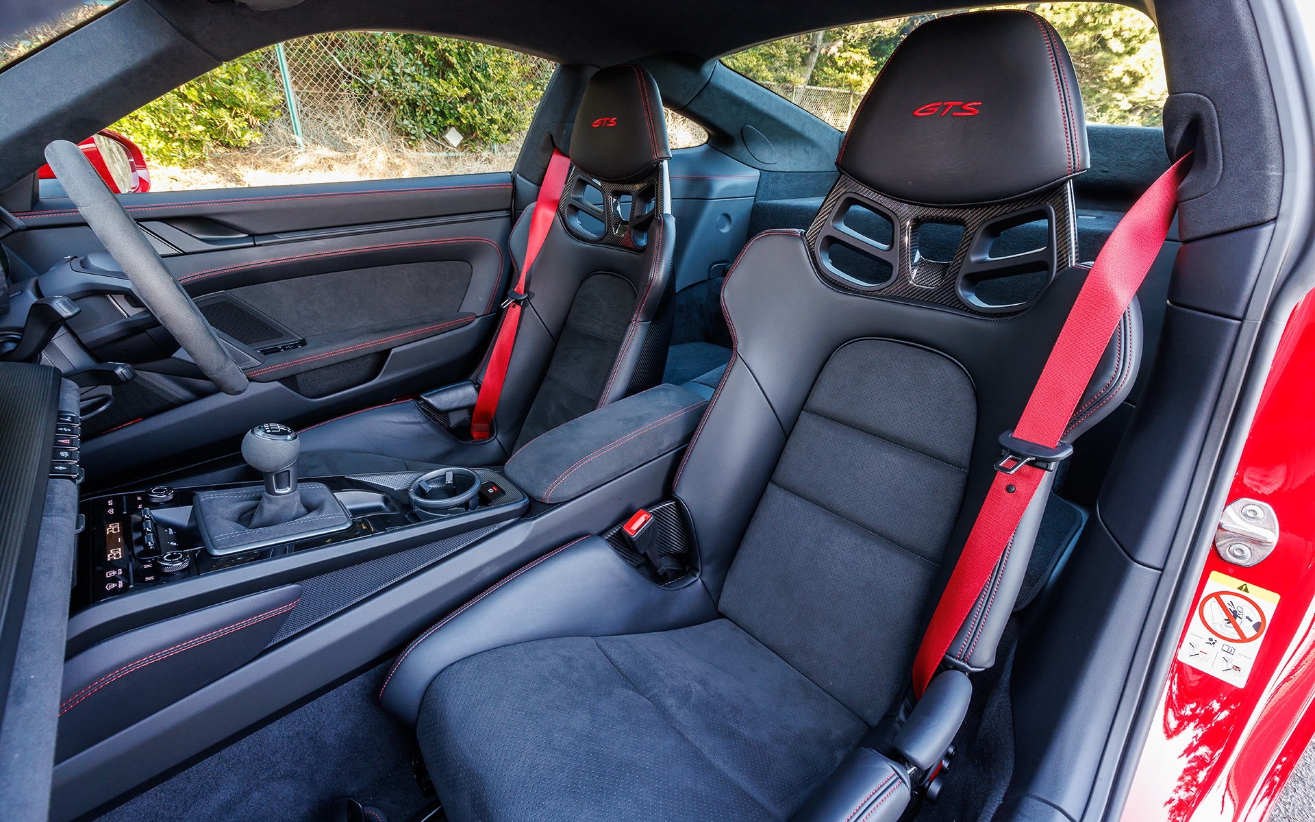 試乗車は軽量な炭素繊維強化プラスチック（CFRP）製フルバケットシート、サイドウィンドウとリアウィンドウの軽量ガラス、軽量バッテリによって最大25kgの軽量化を実現するGTSで初採用の「ライトウエイトデザインパッケージ」（リアシートも取り外される）を装着。また、GTスポーツステアリングホイール、モードスイッチ付スポーツクロノパッケージ、ポルシェトラックプレシジョンアプリ、タイヤ温度表示が標準装備されるとともに、7速MTのシフトレバーを10mm短縮したことで迅速なギヤシフトが可能になっている