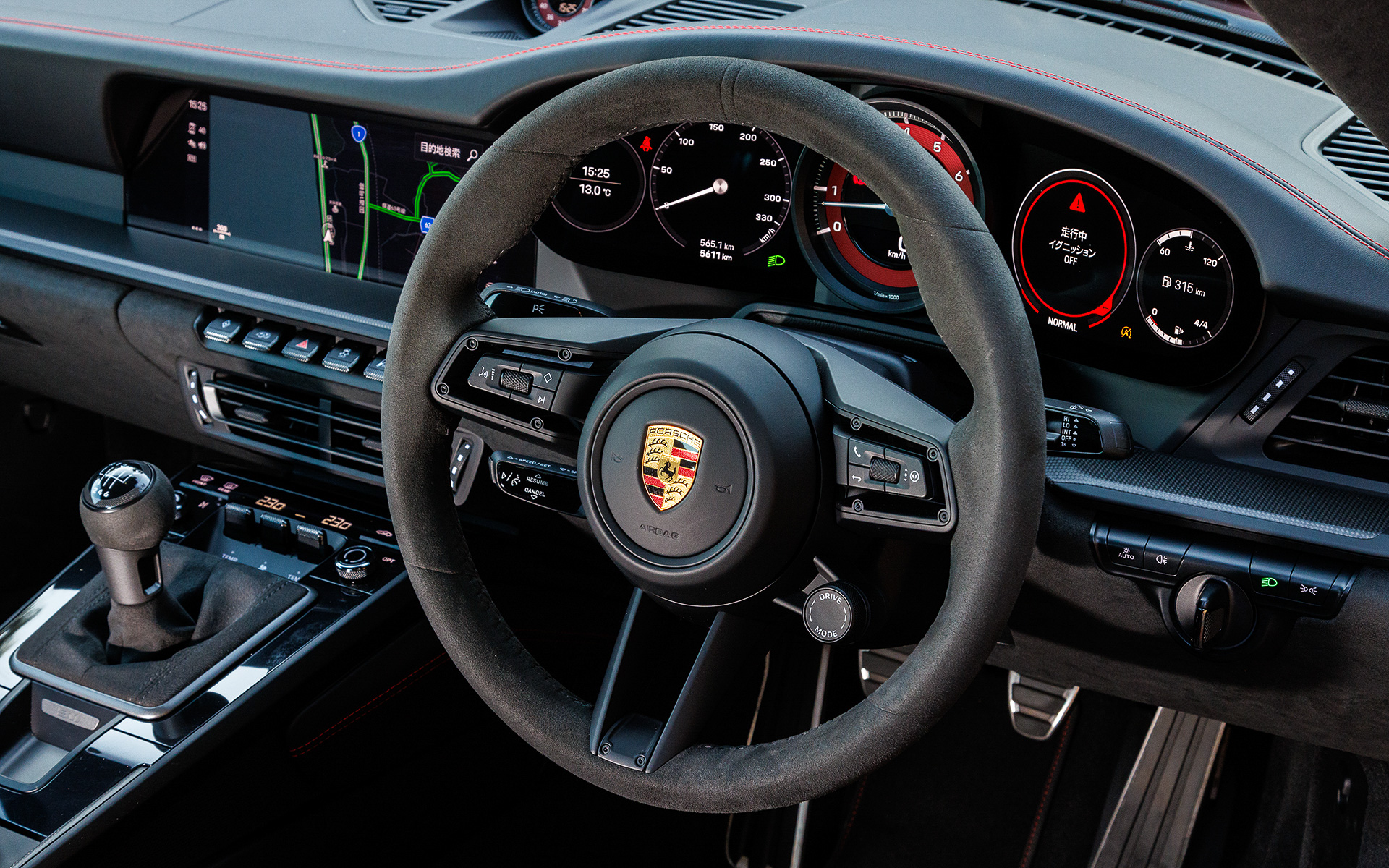 試乗車は軽量な炭素繊維強化プラスチック（CFRP）製フルバケットシート、サイドウィンドウとリアウィンドウの軽量ガラス、軽量バッテリによって最大25kgの軽量化を実現するGTSで初採用の「ライトウエイトデザインパッケージ」（リアシートも取り外される）を装着。また、GTスポーツステアリングホイール、モードスイッチ付スポーツクロノパッケージ、ポルシェトラックプレシジョンアプリ、タイヤ温度表示が標準装備されるとともに、7速MTのシフトレバーを10mm短縮したことで迅速なギヤシフトが可能になっている