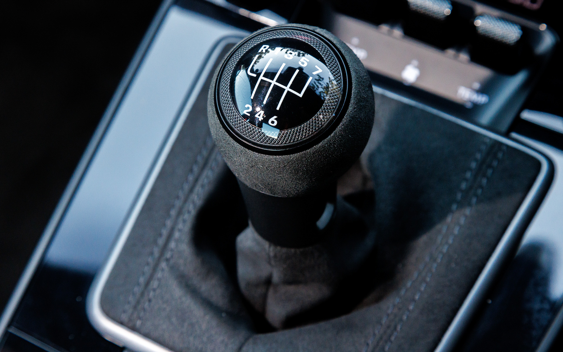 試乗車は軽量な炭素繊維強化プラスチック（CFRP）製フルバケットシート、サイドウィンドウとリアウィンドウの軽量ガラス、軽量バッテリによって最大25kgの軽量化を実現するGTSで初採用の「ライトウエイトデザインパッケージ」（リアシートも取り外される）を装着。また、GTスポーツステアリングホイール、モードスイッチ付スポーツクロノパッケージ、ポルシェトラックプレシジョンアプリ、タイヤ温度表示が標準装備されるとともに、7速MTのシフトレバーを10mm短縮したことで迅速なギヤシフトが可能になっている