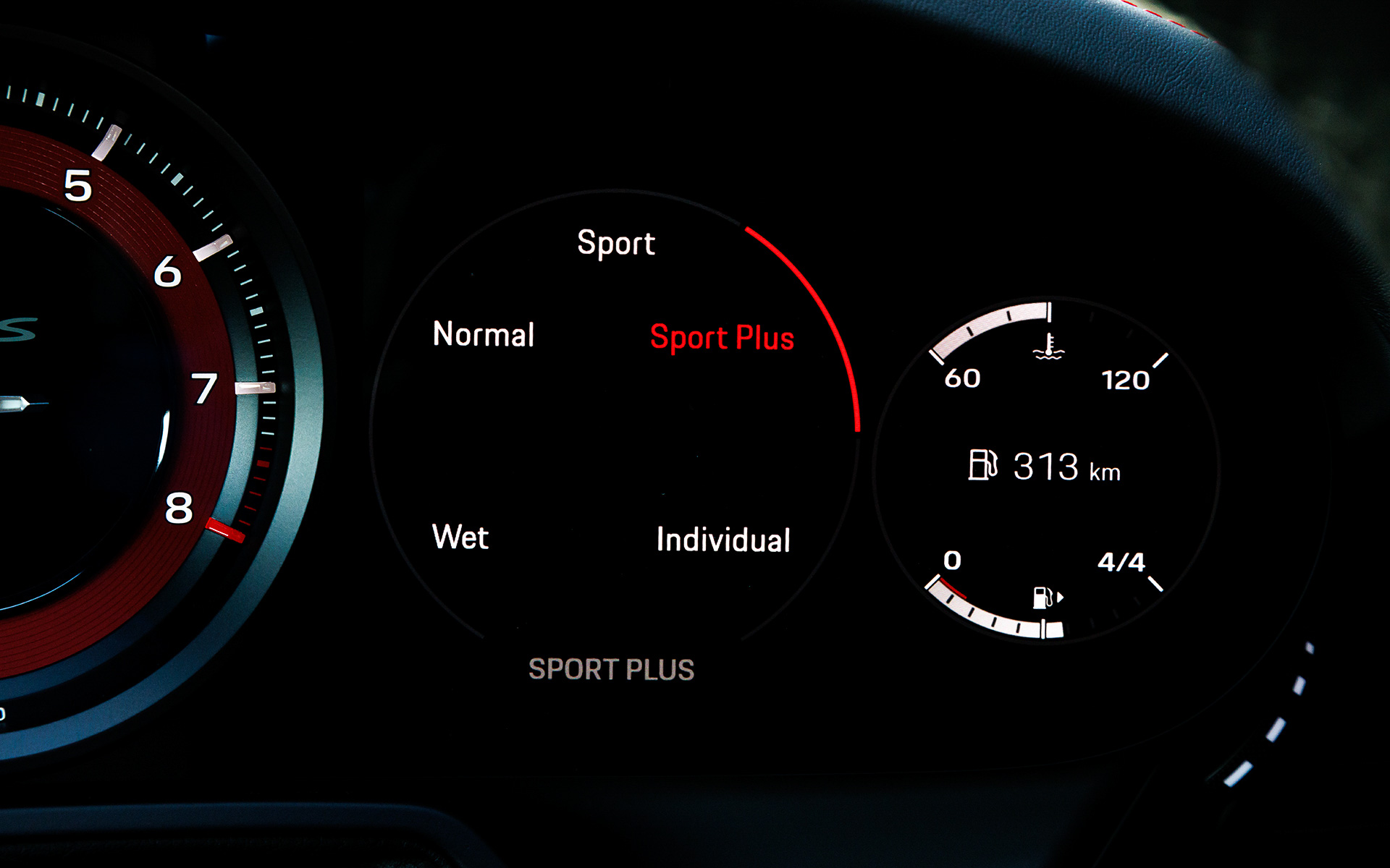 試乗車は軽量な炭素繊維強化プラスチック（CFRP）製フルバケットシート、サイドウィンドウとリアウィンドウの軽量ガラス、軽量バッテリによって最大25kgの軽量化を実現するGTSで初採用の「ライトウエイトデザインパッケージ」（リアシートも取り外される）を装着。また、GTスポーツステアリングホイール、モードスイッチ付スポーツクロノパッケージ、ポルシェトラックプレシジョンアプリ、タイヤ温度表示が標準装備されるとともに、7速MTのシフトレバーを10mm短縮したことで迅速なギヤシフトが可能になっている