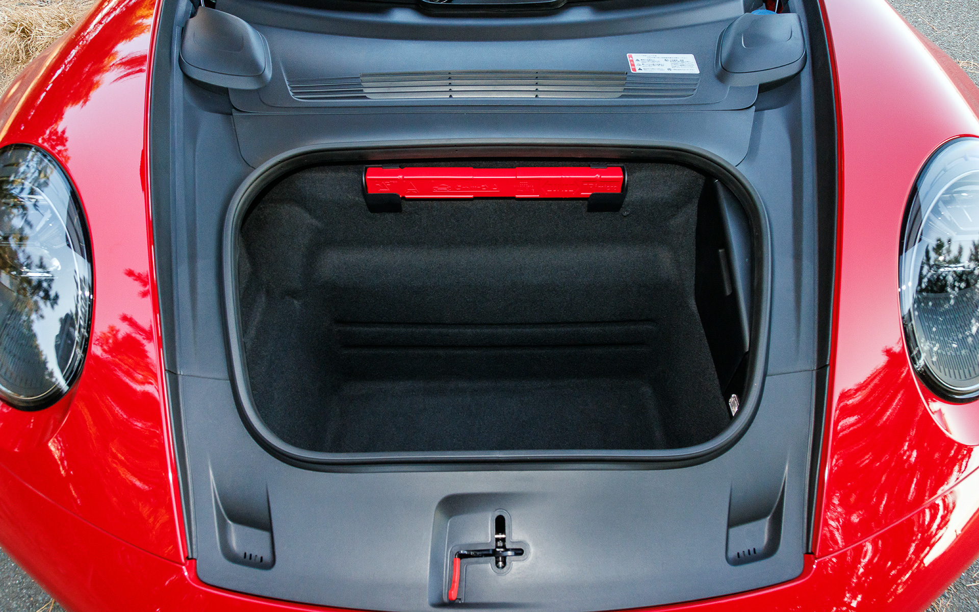 911 GTSはフロント、リア、サイドシルに特徴的なトリムを備えたスポーツデザインパッケージを備え、ヘッドライトのリムとデイタイムランニングライトの周囲はダークカラーで、ポルシェダイナミックライトシステムプラス(PDLS Plus)を組み込んだLEDヘッドライトが標準装備される。足下では911 ターボから採用されるブラックのフロント20インチ/リア21インチのセンターロック式軽合金製ホイールを装備し、ピレリ「P ZERO」(フロント:245/35 ZR20、リア:305/30 ZR21)を組み合わせる