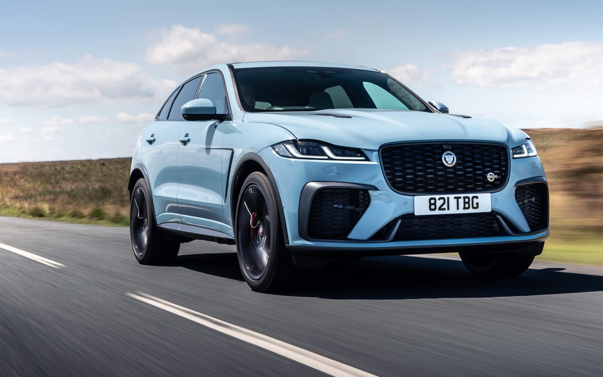 ジャガーがパフォーマンスSUVモデル「F-PACE」の特別仕様車2車種の受注を開始した