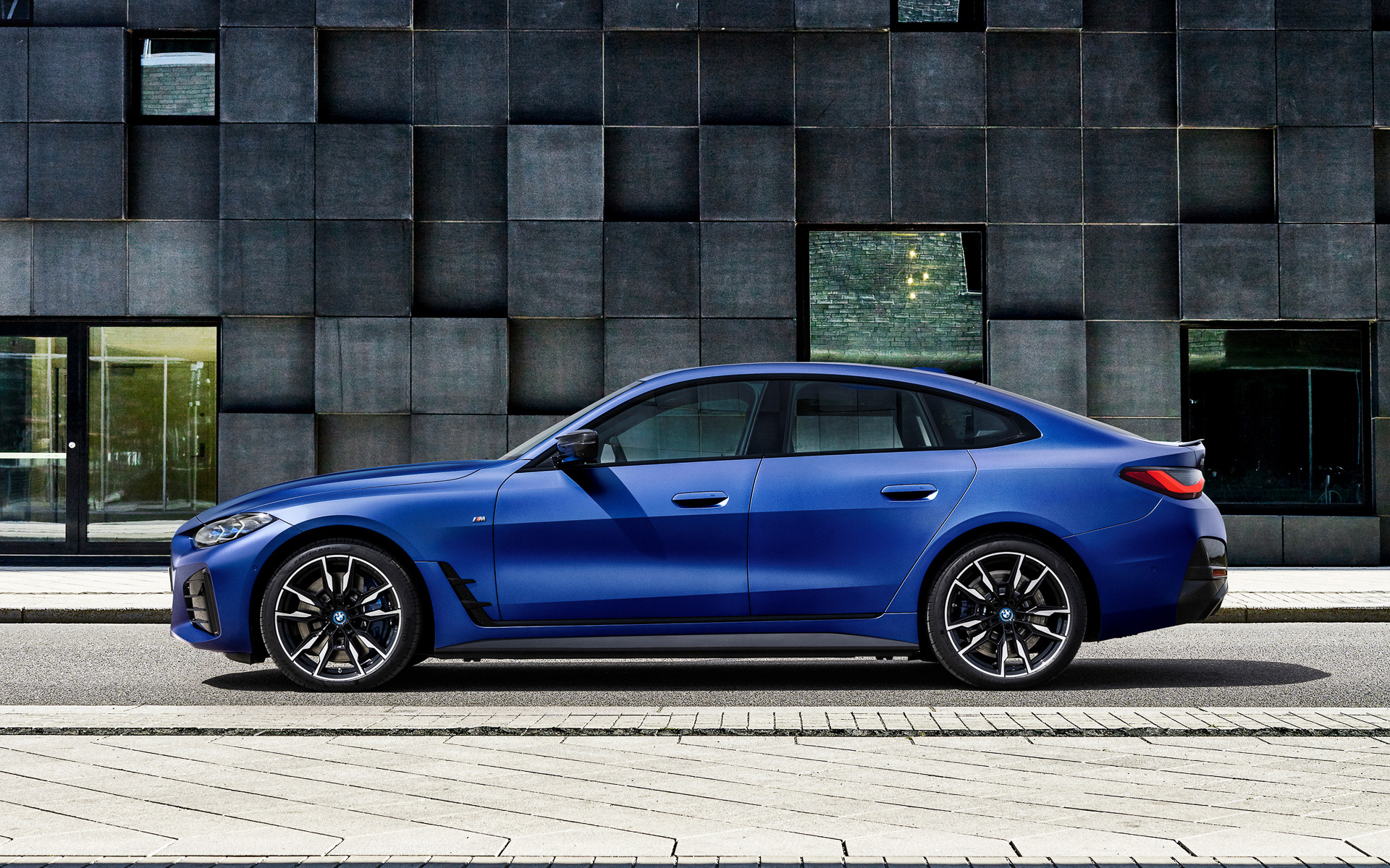 i4 M50のボディサイズはi4 eDrive40と共通。車両重量は2240kg、車両総重量は2515kg