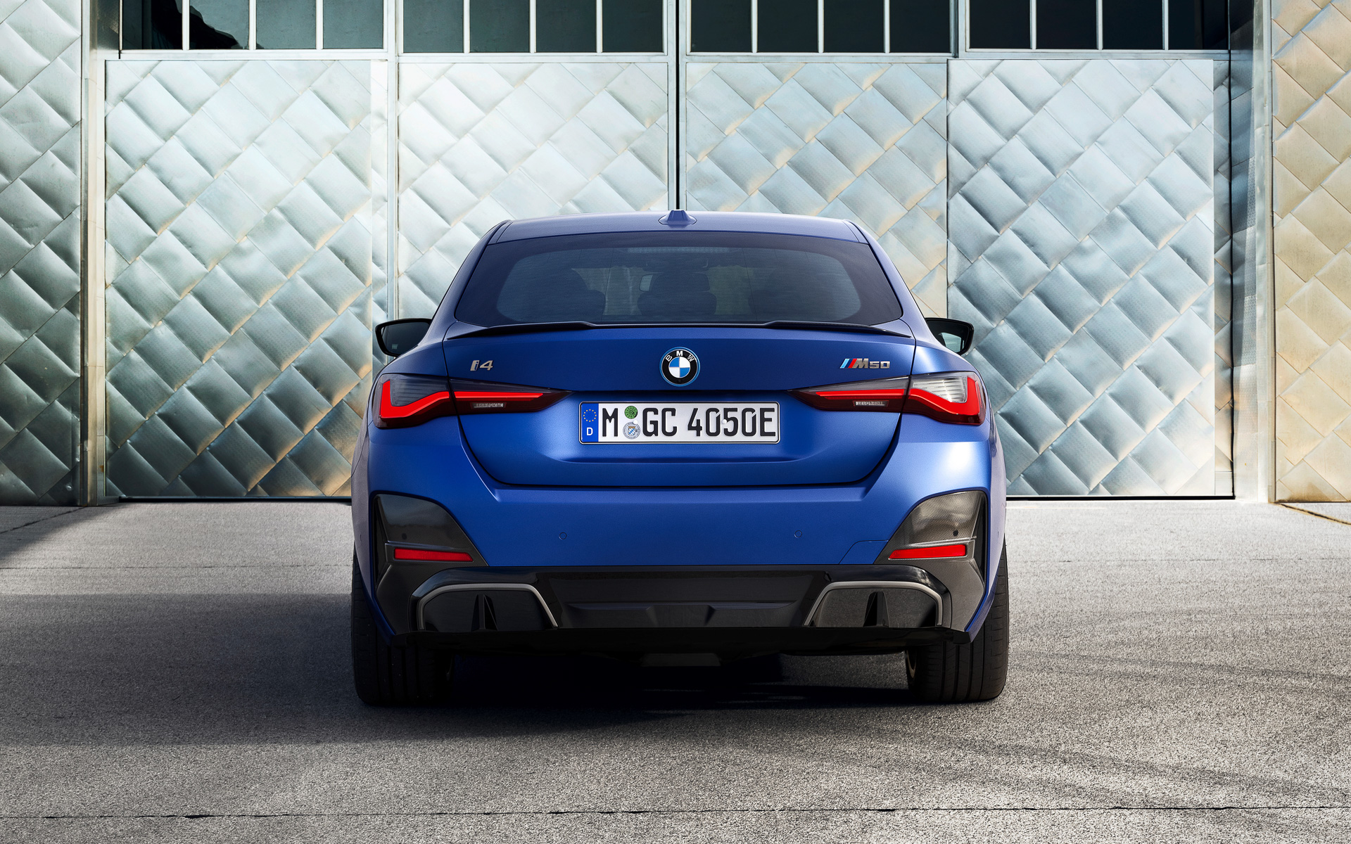 i4 M50のボディサイズはi4 eDrive40と共通。車両重量は2240kg、車両総重量は2515kg