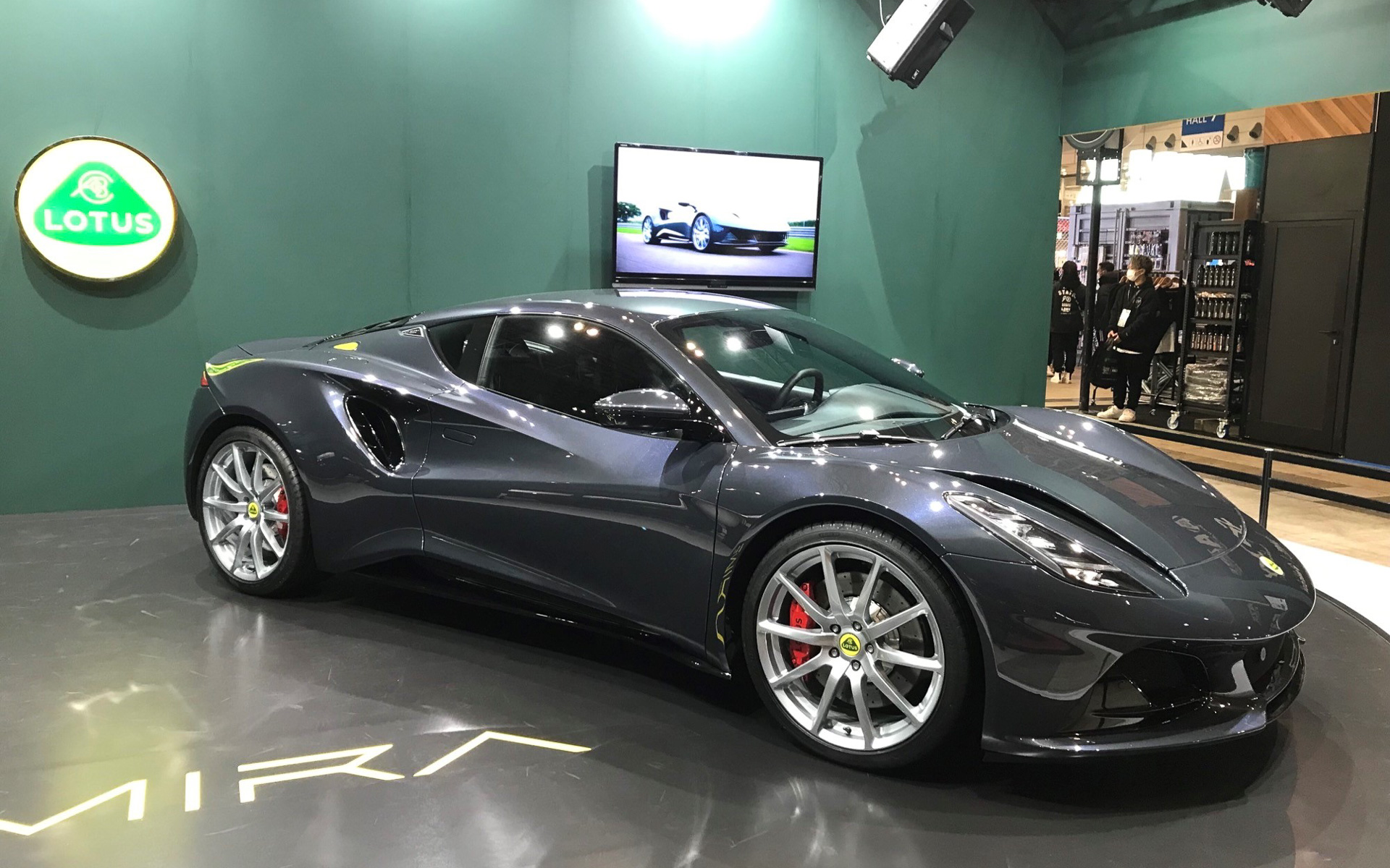 東京オートサロン2022の会場で日本初公開となったロータス「エミーラ」