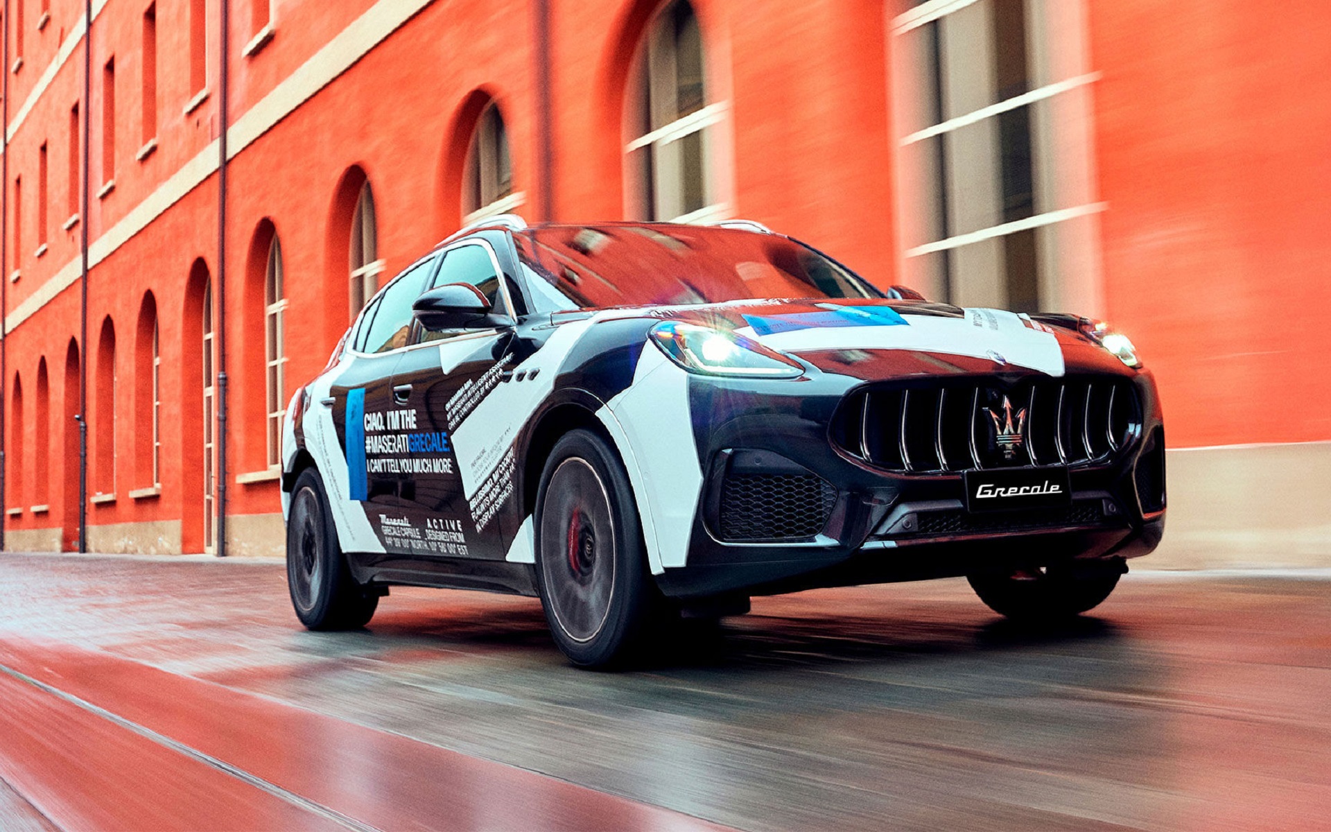 街中を走行するグレカーレ