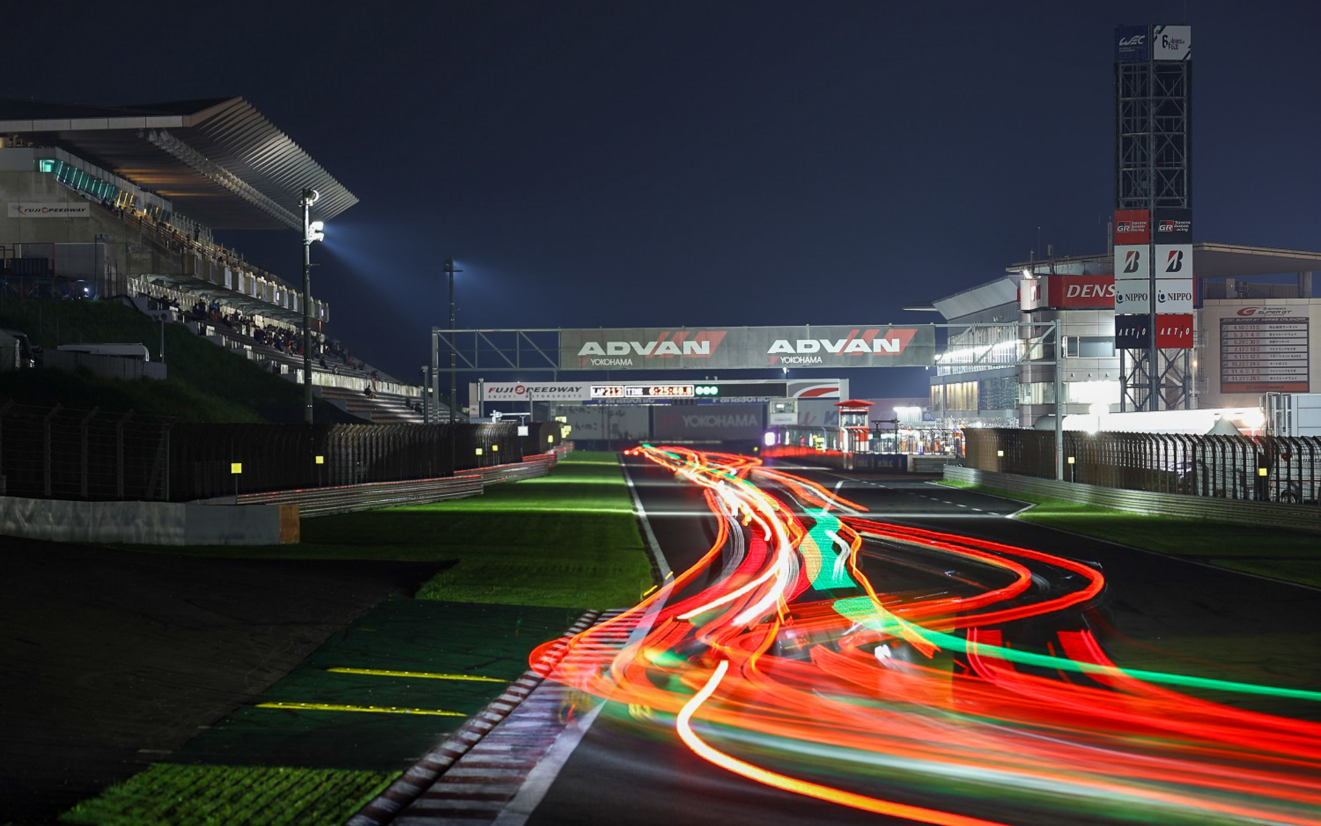 スーパー耐久の過去のレースの模様。24時間耐久レースなので貴重な夜のサーキットも体験できる