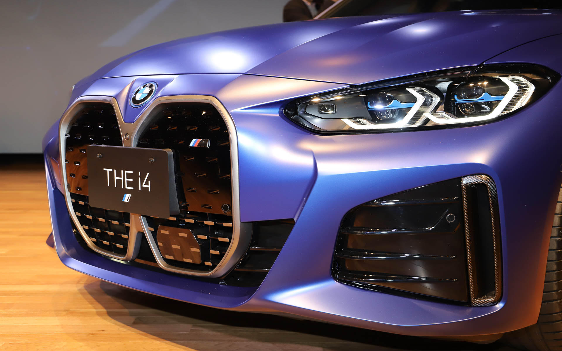 4シリーズの特徴的なキドニーグリルを継承。6ライトウィンドウでありながら、サッシュレスドアを採用することで、乗降性を確保。フロントには高性能の3眼カメラを設置