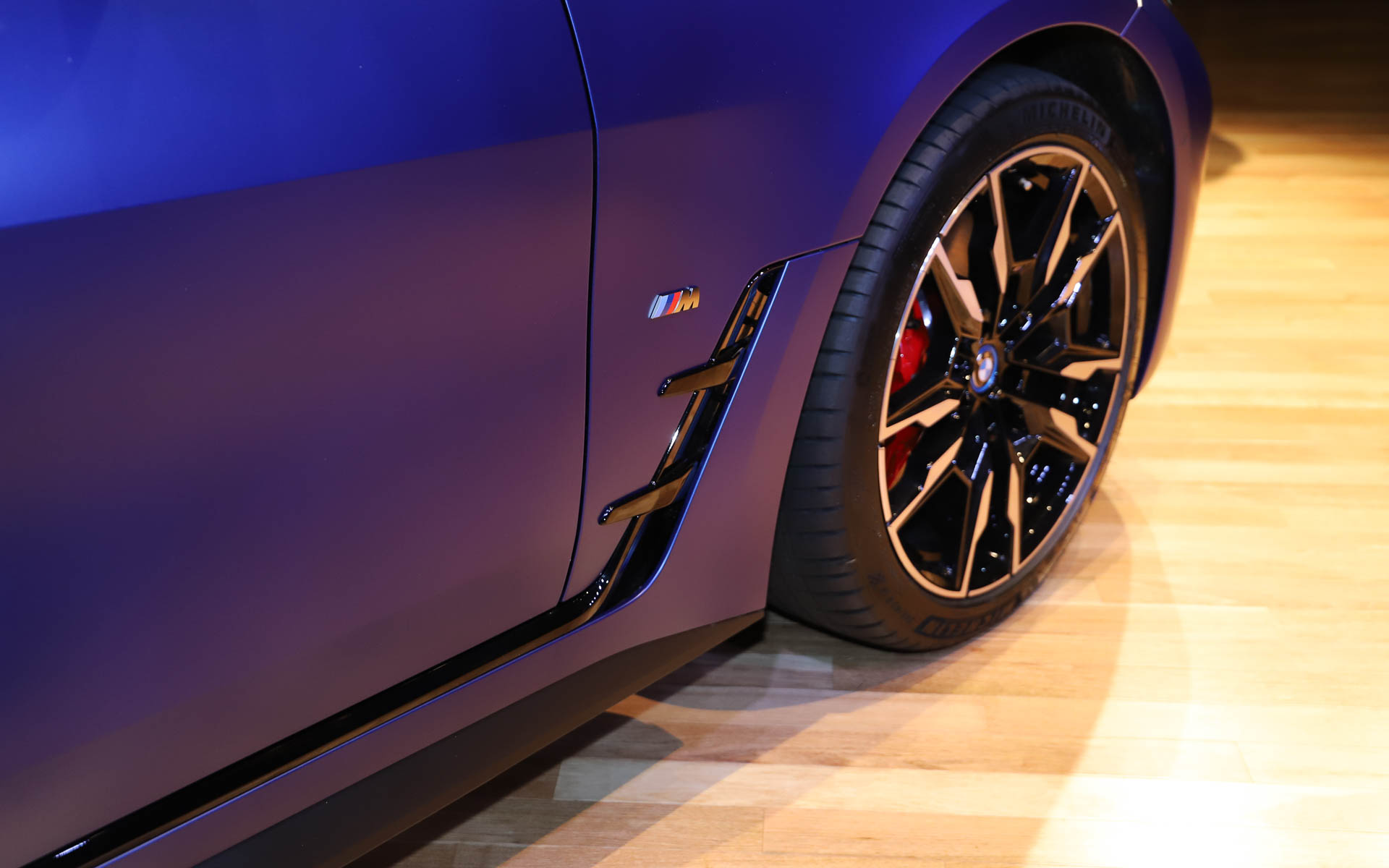 4シリーズの特徴的なキドニーグリルを継承。6ライトウィンドウでありながら、サッシュレスドアを採用することで、乗降性を確保。フロントには高性能の3眼カメラを設置