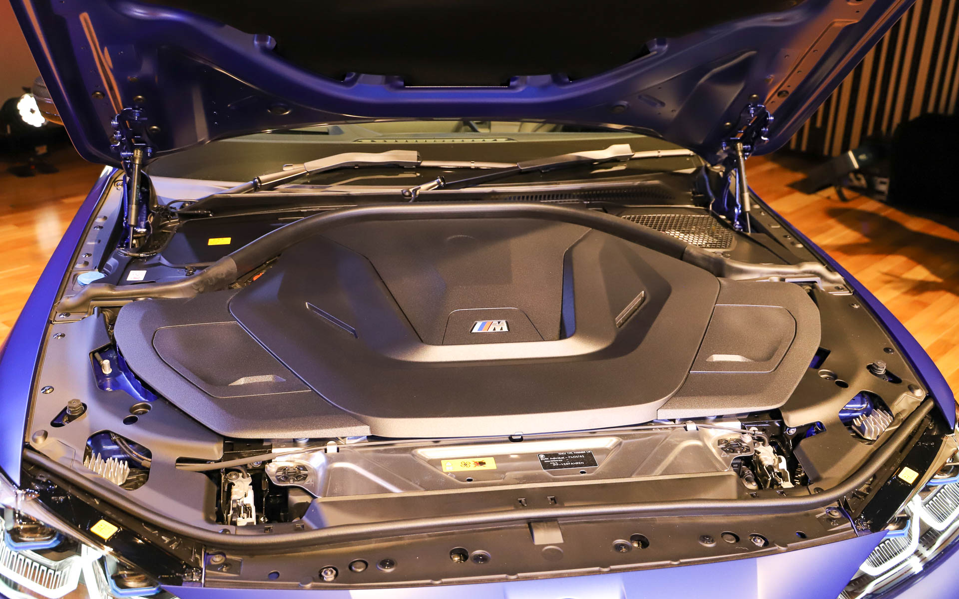 4シリーズの特徴的なキドニーグリルを継承。6ライトウィンドウでありながら、サッシュレスドアを採用することで、乗降性を確保。フロントには高性能の3眼カメラを設置