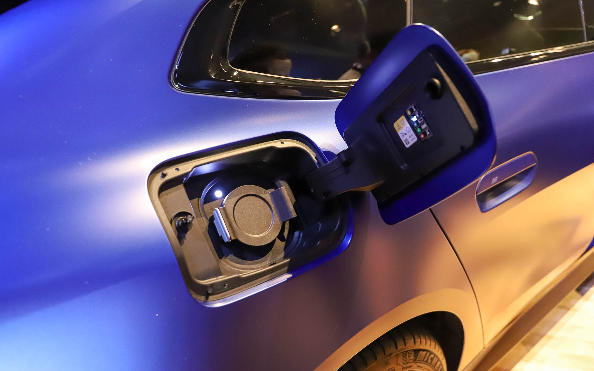 左側フロントフェンダーに通常充電用のポートを、右側リアフェンダーに急速充電用のポートを備える