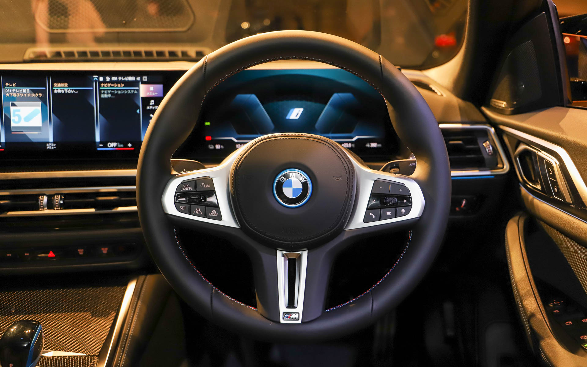 基本デザインはベースの4シリーズ グラン クーペを継承しつつ、一体型のワイドスクリーンを採用することで、先進性や利便性を実現。各所にブルーのアクセントを加えることで電動車であることをさりげなく主張している