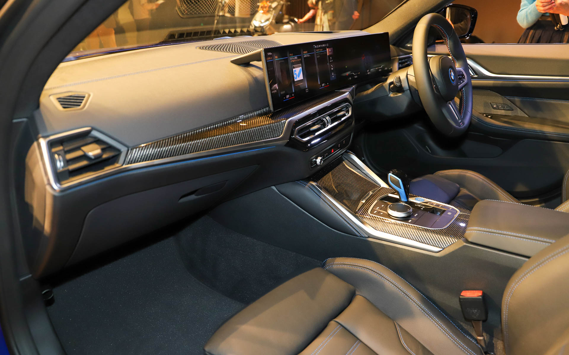 基本デザインはベースの4シリーズ グラン クーペを継承しつつ、一体型のワイドスクリーンを採用することで、先進性や利便性を実現。各所にブルーのアクセントを加えることで電動車であることをさりげなく主張している