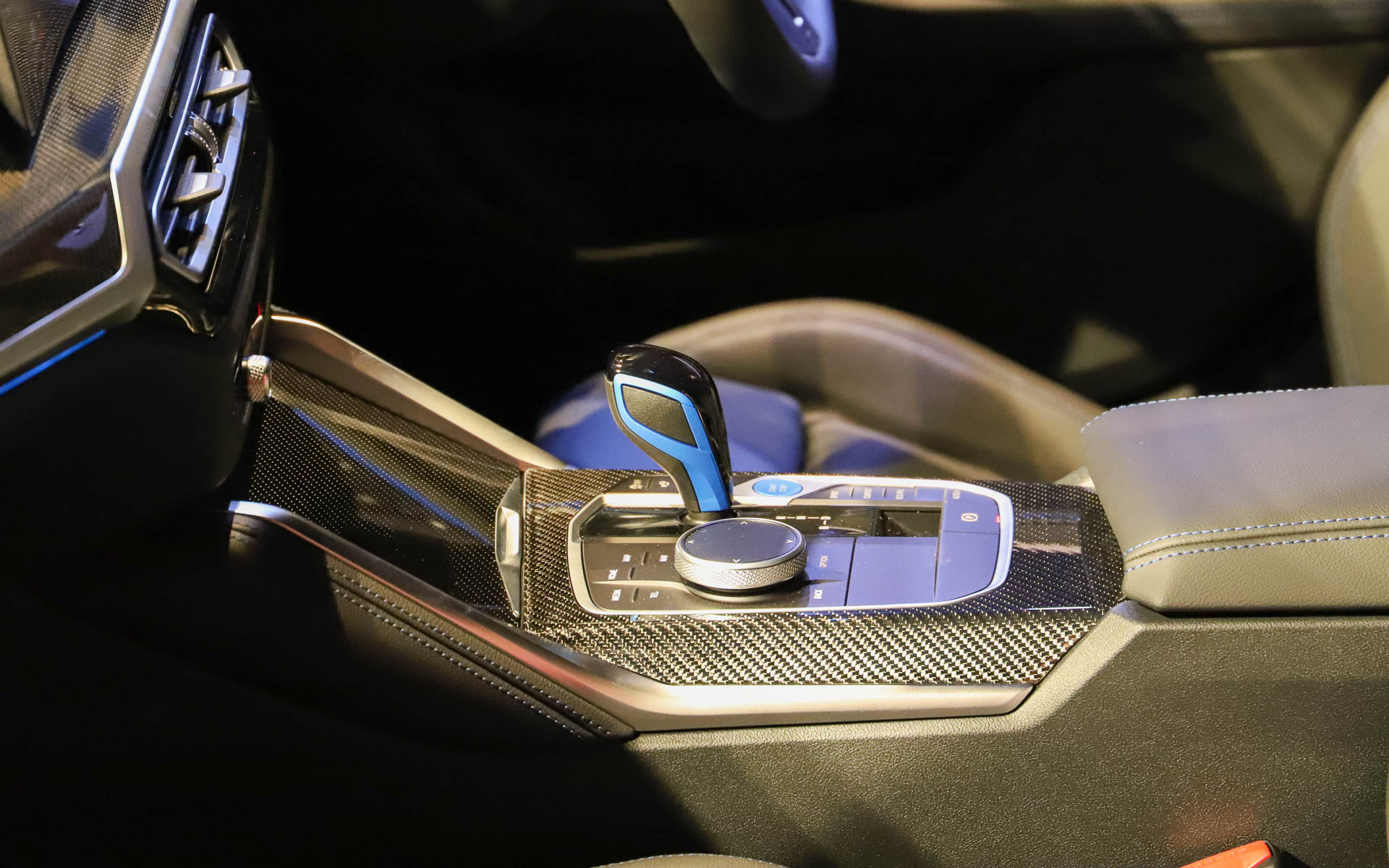 基本デザインはベースの4シリーズ グラン クーペを継承しつつ、一体型のワイドスクリーンを採用することで、先進性や利便性を実現。各所にブルーのアクセントを加えることで電動車であることをさりげなく主張している