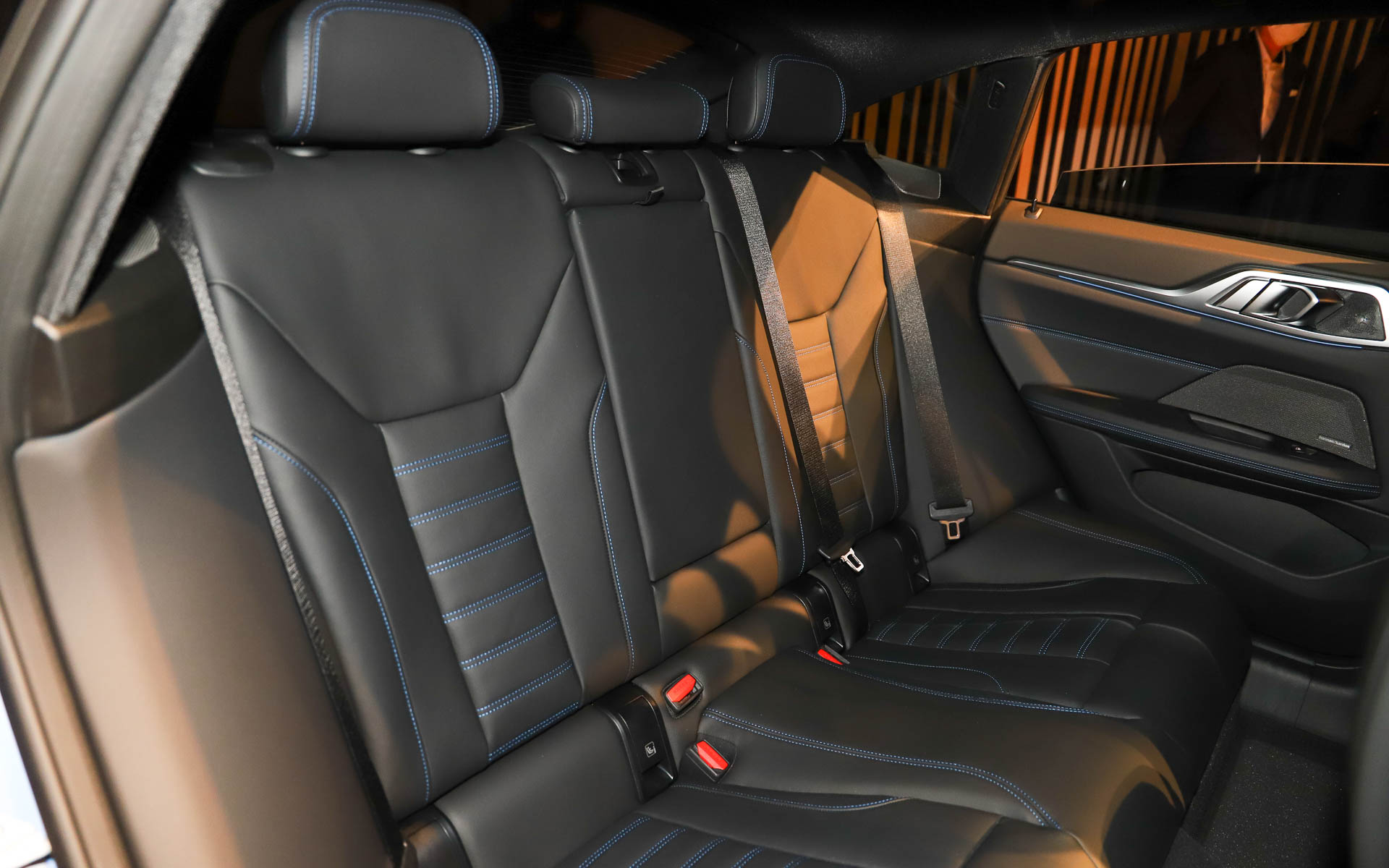 基本デザインはベースの4シリーズ グラン クーペを継承しつつ、一体型のワイドスクリーンを採用することで、先進性や利便性を実現。各所にブルーのアクセントを加えることで電動車であることをさりげなく主張している