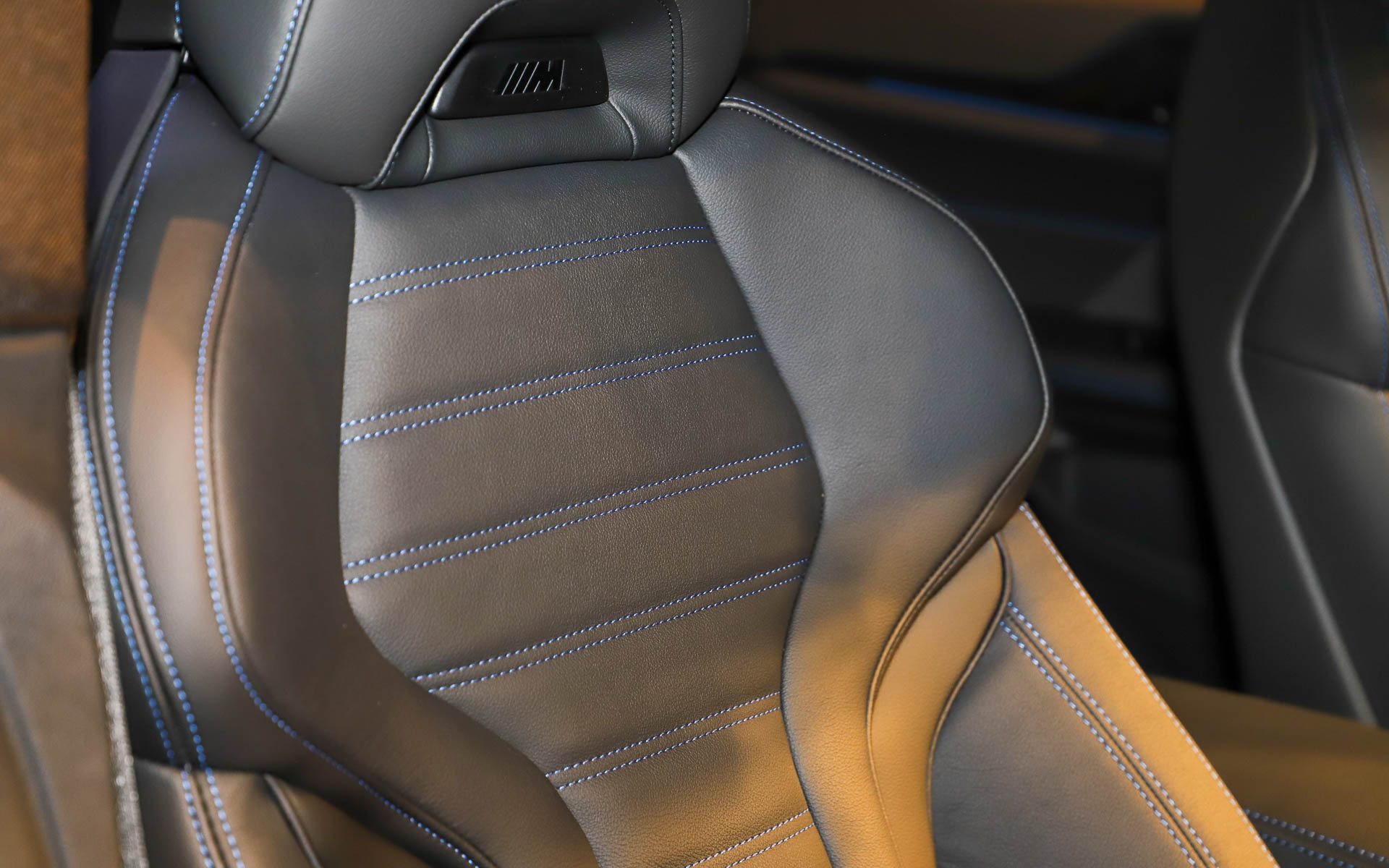 基本デザインはベースの4シリーズ グラン クーペを継承しつつ、一体型のワイドスクリーンを採用することで、先進性や利便性を実現。各所にブルーのアクセントを加えることで電動車であることをさりげなく主張している