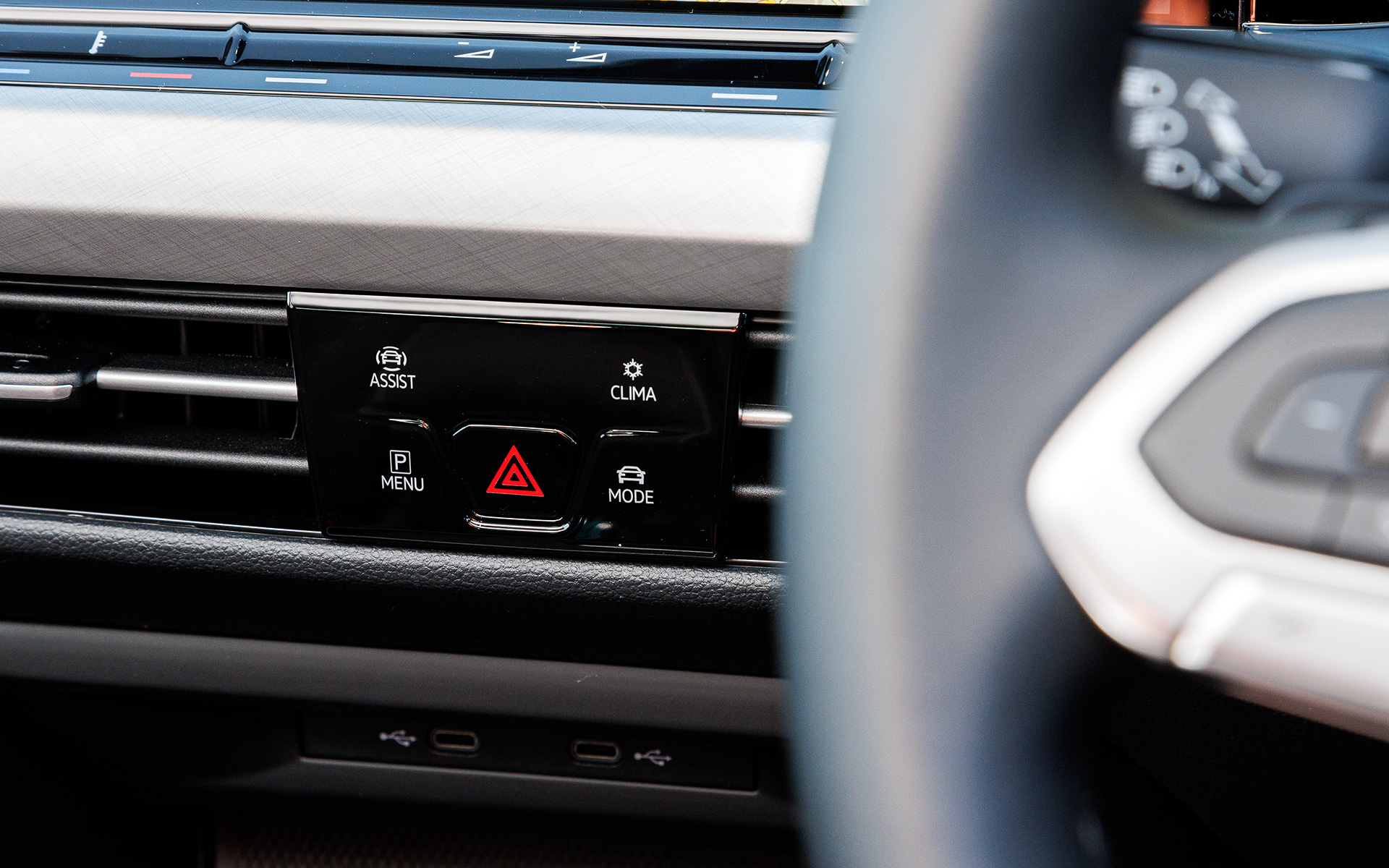 ゴルフ TDIでは同一車線内全車速運転支援システム「Travel Assist（トラベル アシスト）」やデジタルメータークラスター「Digital Cockpit Pro（デジタル コクピット プロ）」を全グレードに標準装備するとともに、TDI Active Advanceではヘッドアップディスプレイ、純正インフォテイメントシステム「Discover Pro（ディスカバー プロ）」といった通常オプション設定の装備を標準設定した