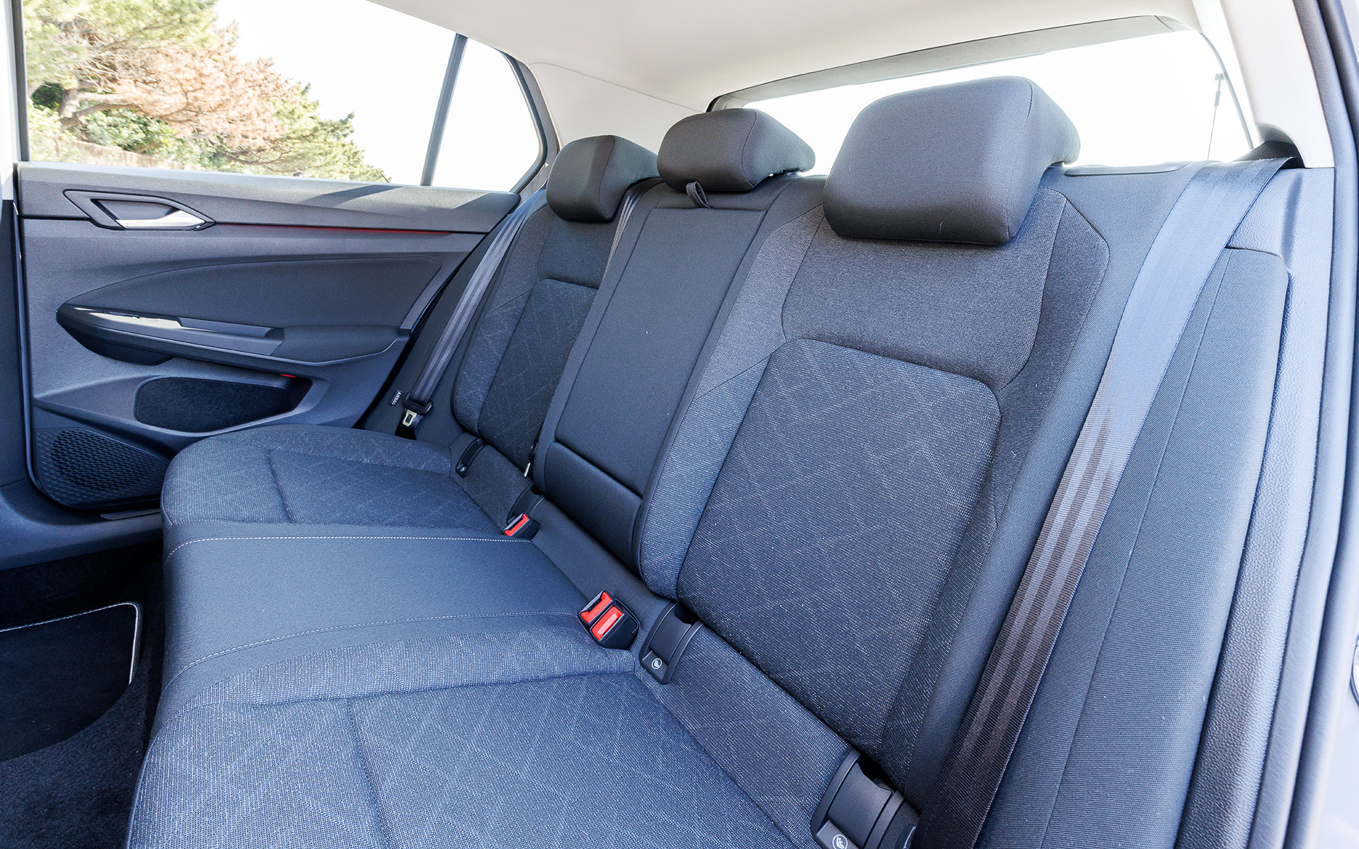 ゴルフ TDIでは同一車線内全車速運転支援システム「Travel Assist（トラベル アシスト）」やデジタルメータークラスター「Digital Cockpit Pro（デジタル コクピット プロ）」を全グレードに標準装備するとともに、TDI Active Advanceではヘッドアップディスプレイ、純正インフォテイメントシステム「Discover Pro（ディスカバー プロ）」といった通常オプション設定の装備を標準設定した