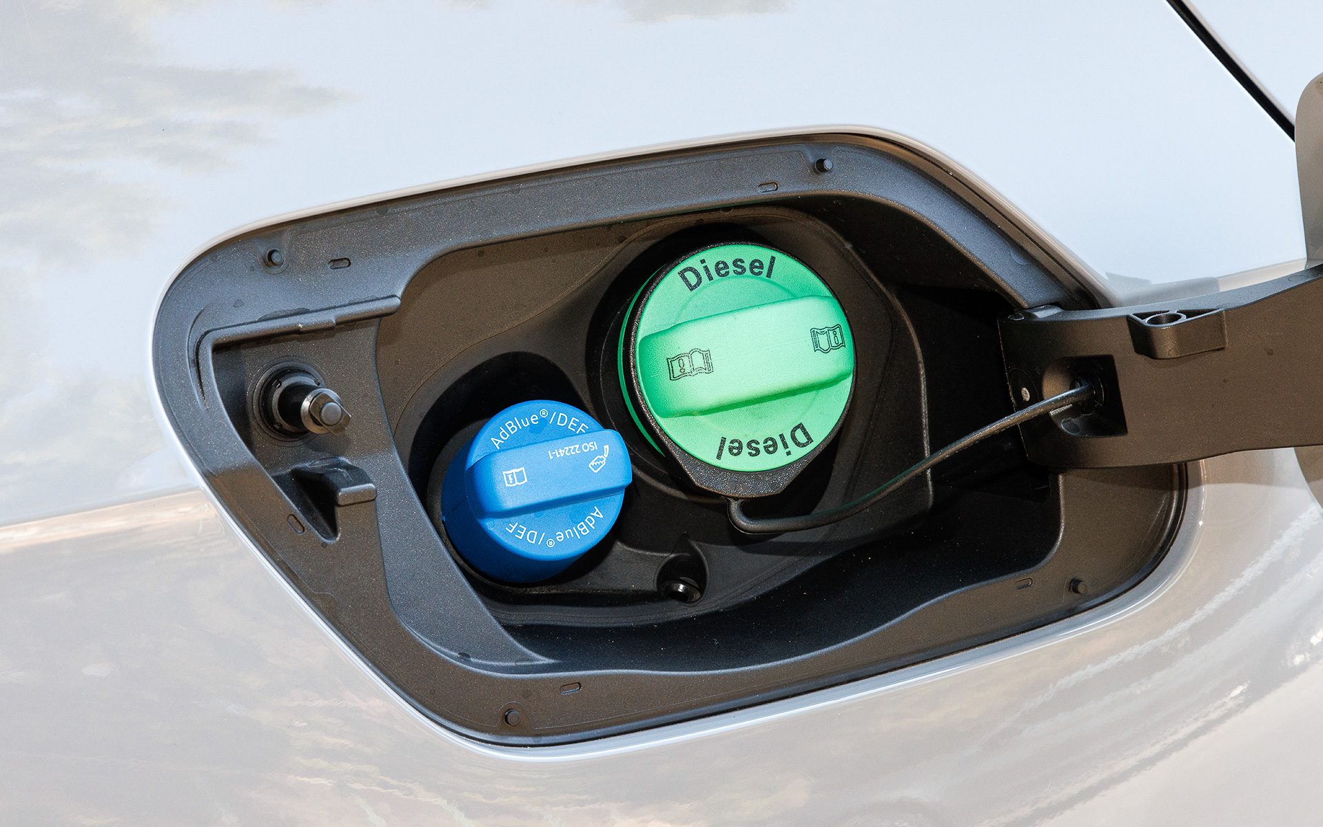 直列4気筒DOHC 2.0リッターディーゼルターボのTDIエンジンは最新のテクノロジーとなるツインドージング（デュアルAdBlue噴射）システムを採用し、窒素酸化物（NOx）の排出量を抑制しつつ、従来よりも最大トルクを強化した最新世代のエンジン。従来のTDIエンジンよりも低い回転数から最高出力・最大トルクを発揮するためレスポンスが大幅に向上するとともに、燃料消費率20.0km/L（WLTCモード燃費）を達成した。最高出力は110kW（150PS）/3000-4200rpm、最大トルクは360Nm（36.7kgfm）/1600-2750rpmを発生