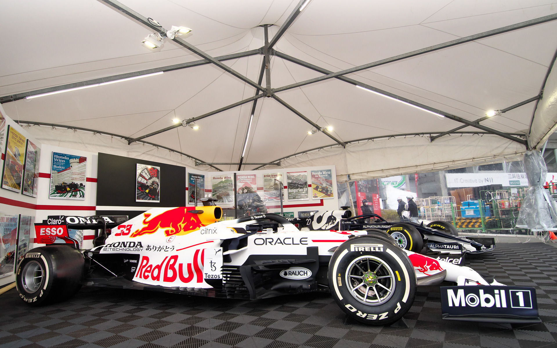 写真はHonda Racing THANKS DAYでの展示。ホワイトのスペシャルカラーが特別なマシンであることを示す