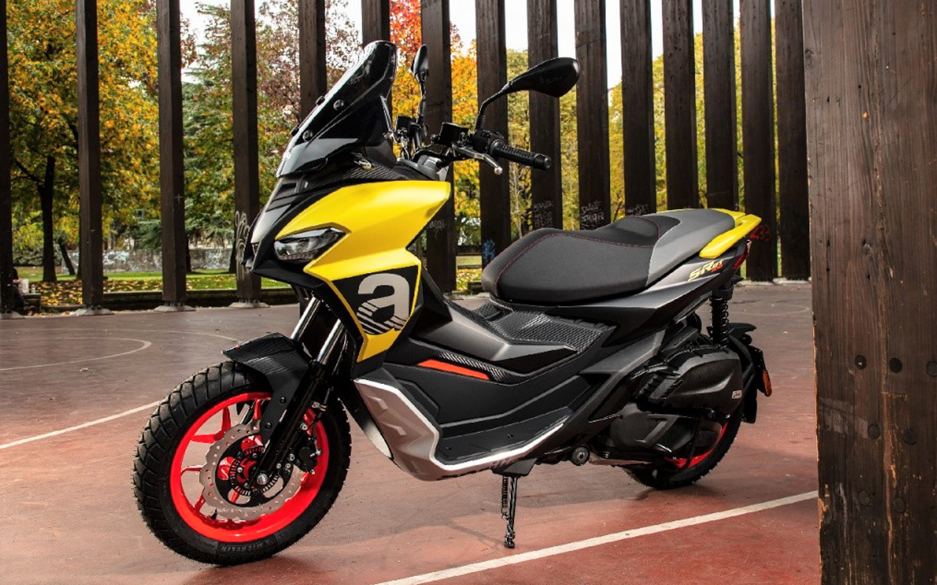 アプリリア初のアーバンアドベンチャースクーター「SR GT 200」