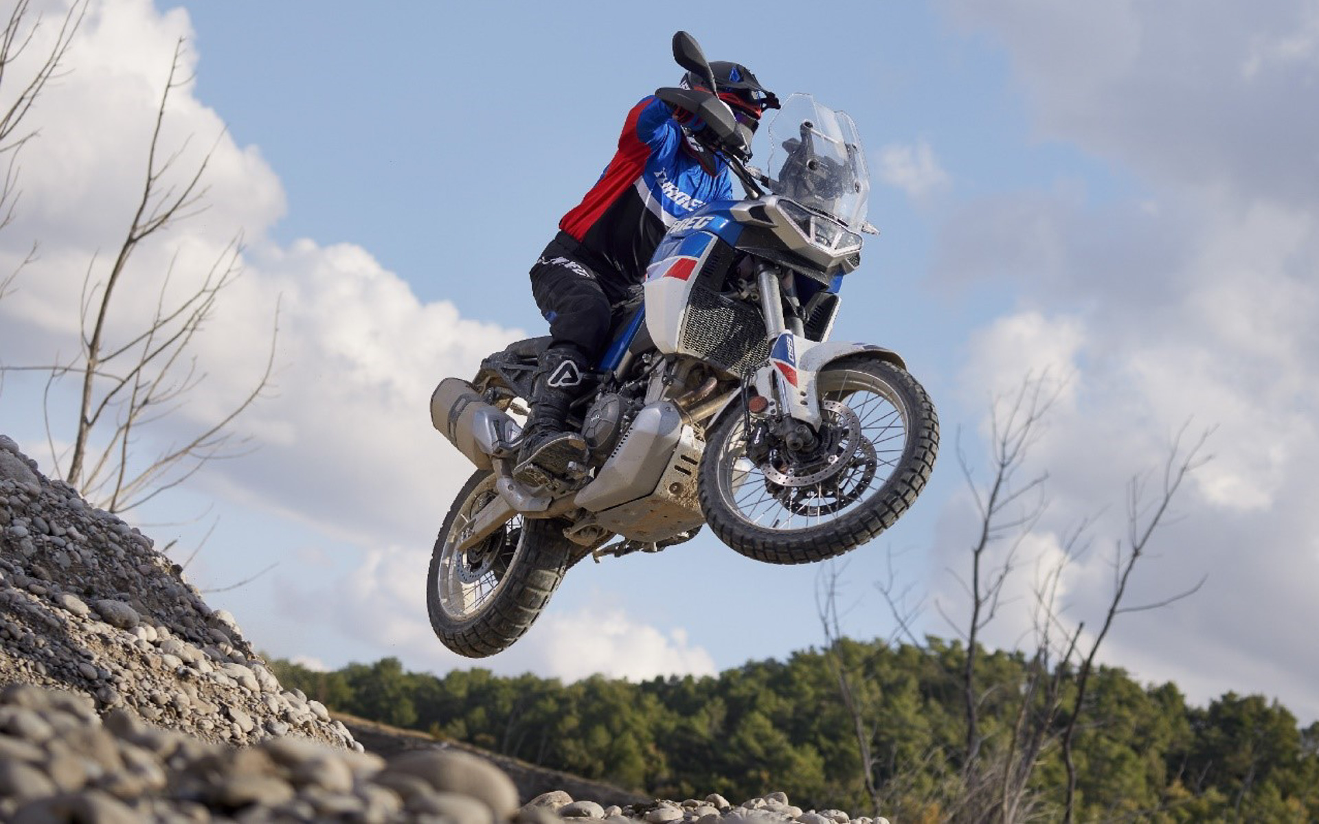 「Urban」「Explore」「Offroad」「Individual」の4種類のライディングモードを搭載する