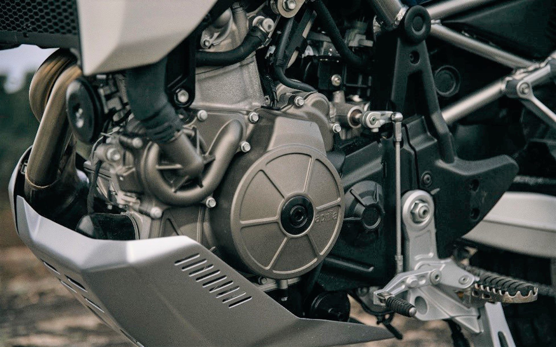 高速～中速域での性能配分を最適化したエンジンを搭載